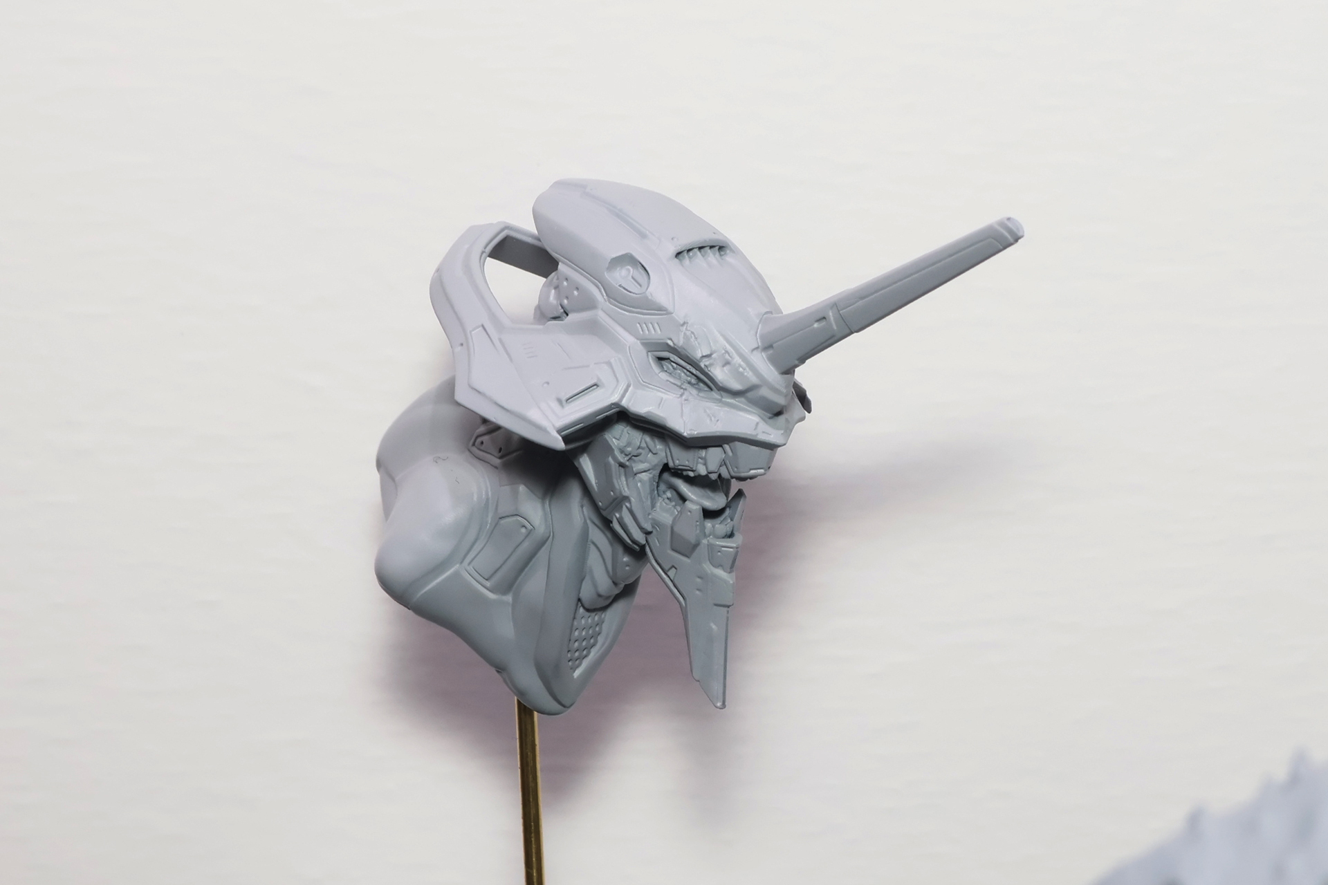 ジョシュ・ニジー氏によるエヴァ初号機のデザインを元に、全高約300mmのフィギュアとして設計。各所のディテールもスタチューに準じている