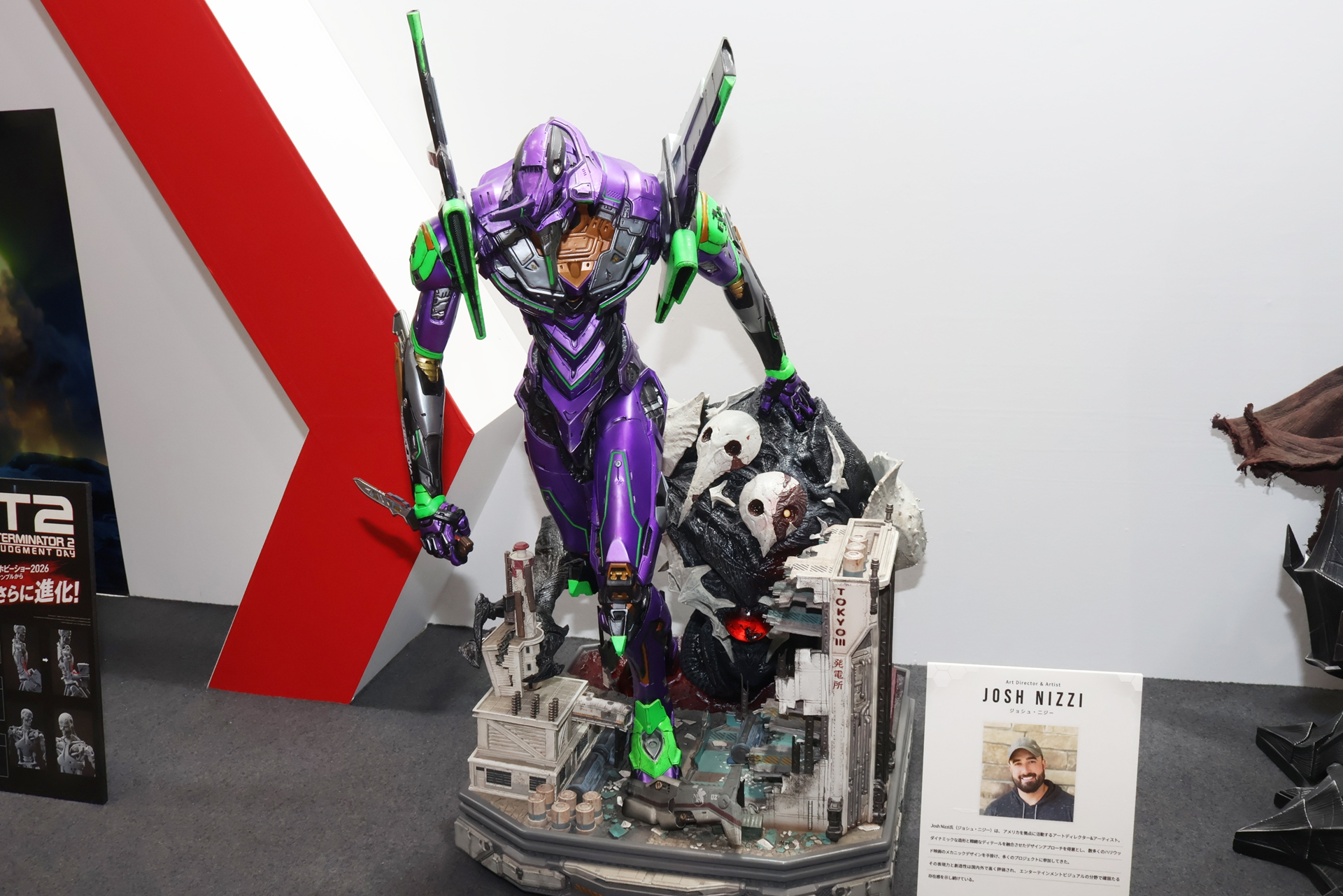 こちらがフィギュアのベースとなる「ULTIMATE DIORAMA MASTERLINE エヴァンゲリオン初号機」。右下に見えるパネルの写真がニジー氏の近影