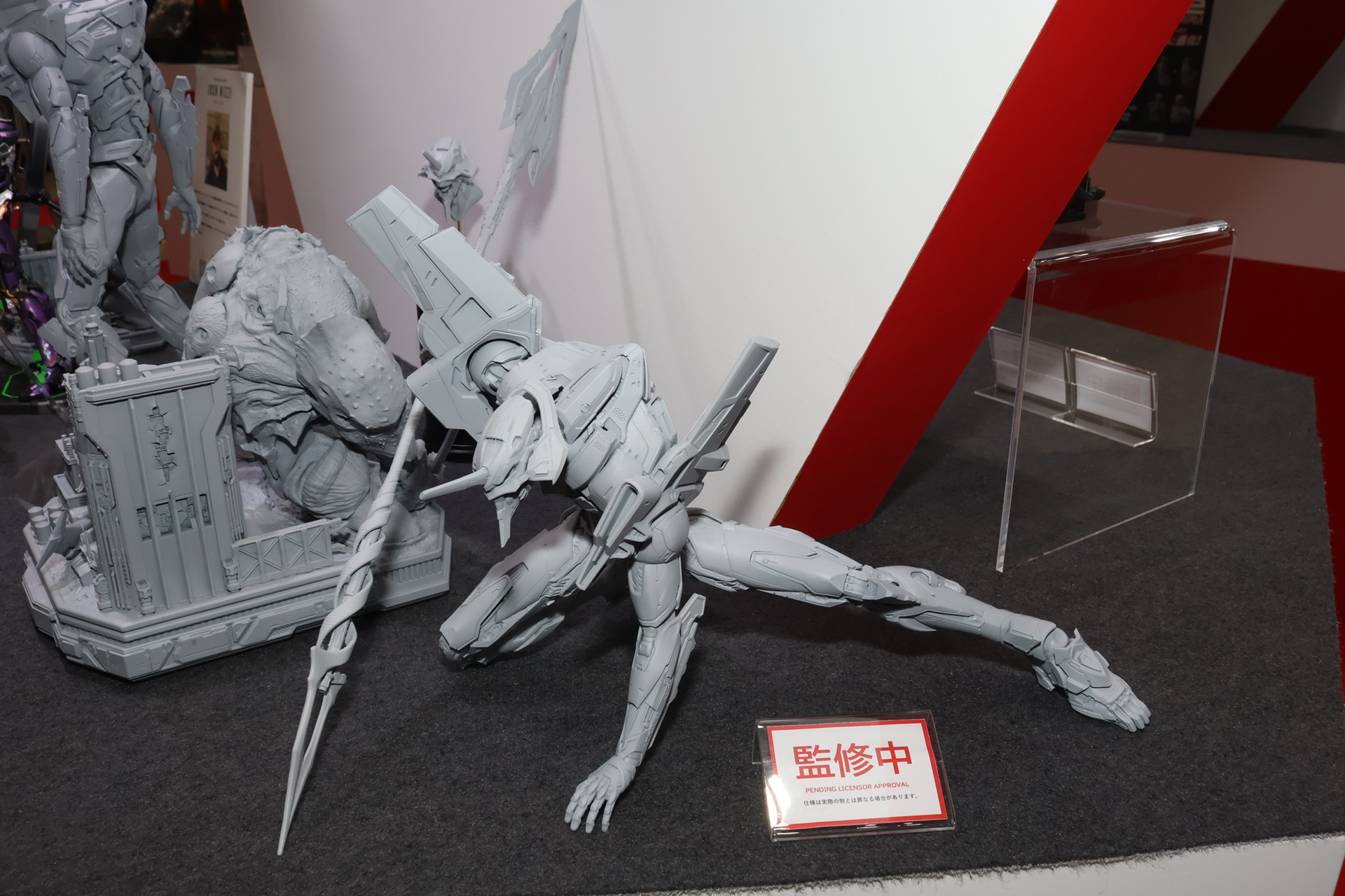 第4の使徒の上半身と第三新東京市の情景をイメージしたジオラマベース。エヴァのディスプレイ台となる