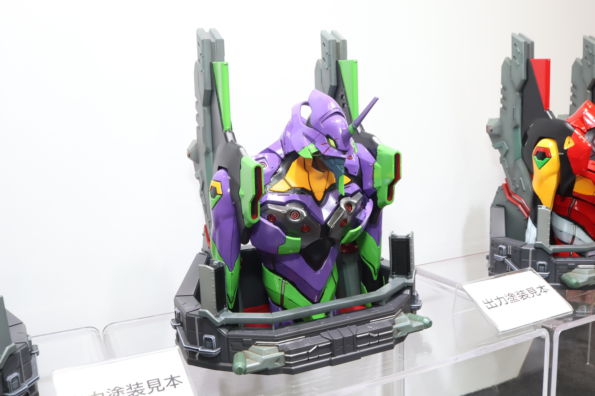 プラモデルとして展開される大型スケールのエヴァ。初号機で6色ほどの成形色になるという