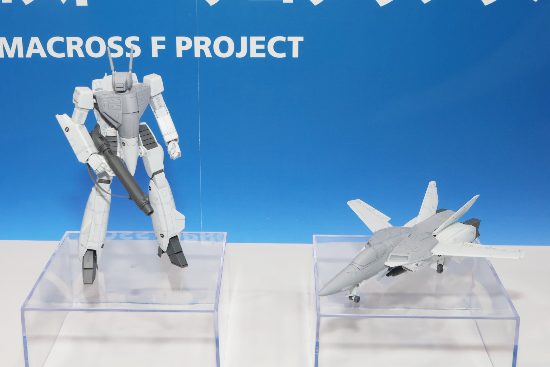 『超時空要塞マクロス』プラスチックモデルシリーズ「VF-1D［バトロイド］」（左）と「VF-1D［ファイター］」（右）。共に発売日、価格は未定