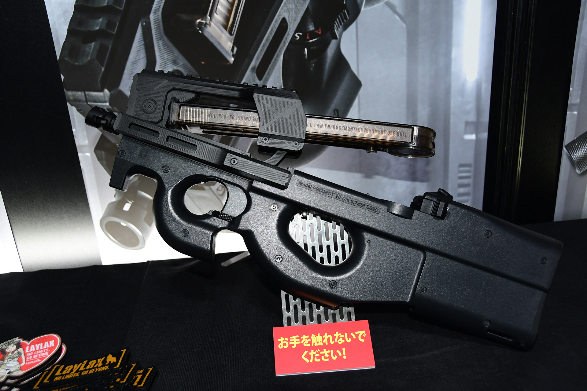 P90のマガジン差し込み部分がちょうつがいになっており、マガジンを引っ張ることで上に持ち上げられるようになる「ブレイクアクションアッパーレシーバー」