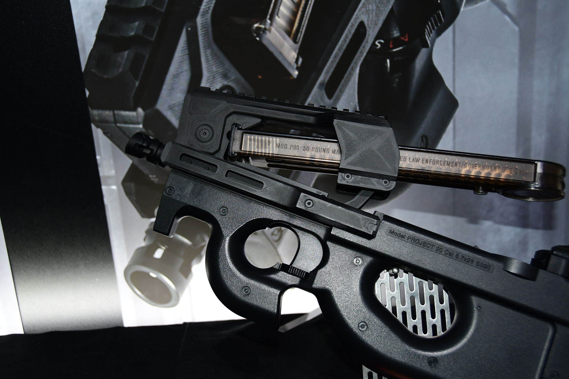 P90のマガジン差し込み部分がちょうつがいになっており、マガジンを引っ張ることで上に持ち上げられるようになる「ブレイクアクションアッパーレシーバー」