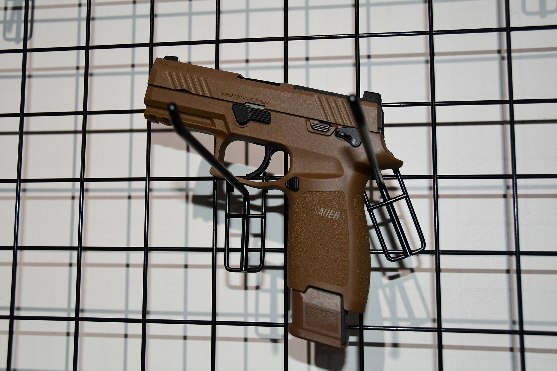 「SIG AIR ProForce M18 TAN CO2 GBB」。10月発売予定で、30,580円