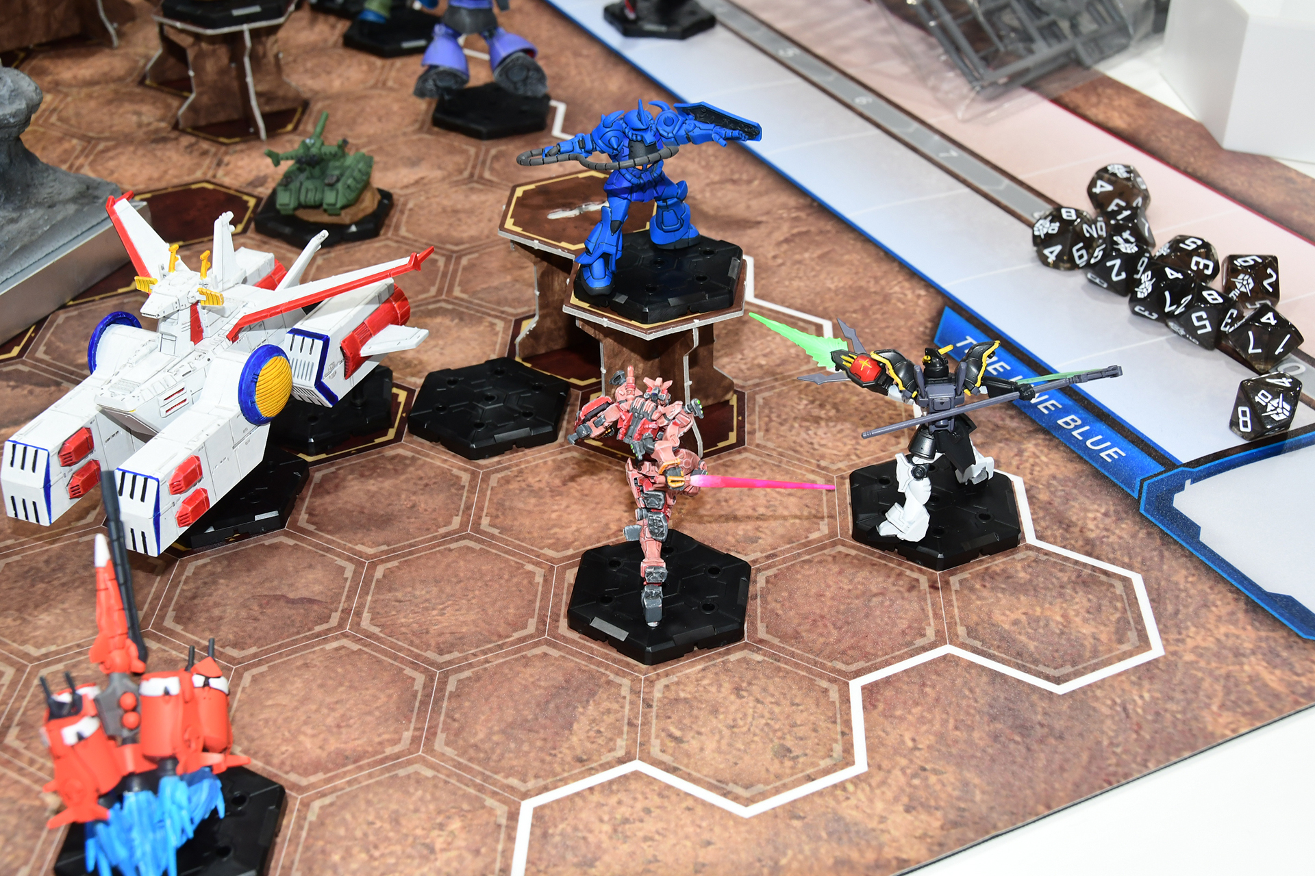 作品世界を越えて戦いを繰り広げるMS達。固定ポーズのフィギュアならではのケレン味あふれるポーズに注目