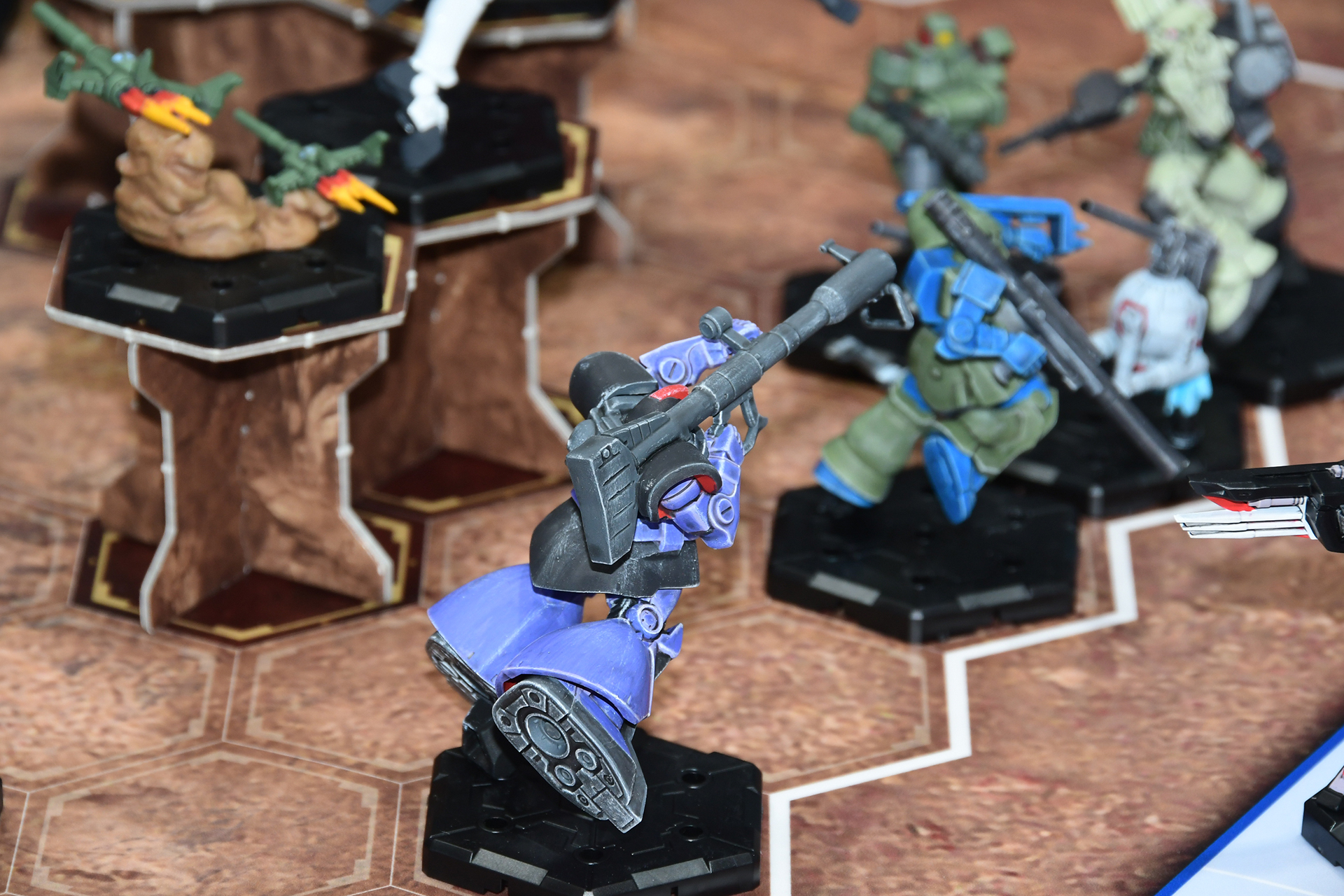 作品世界を越えて戦いを繰り広げるMS達。固定ポーズのフィギュアならではのケレン味あふれるポーズに注目