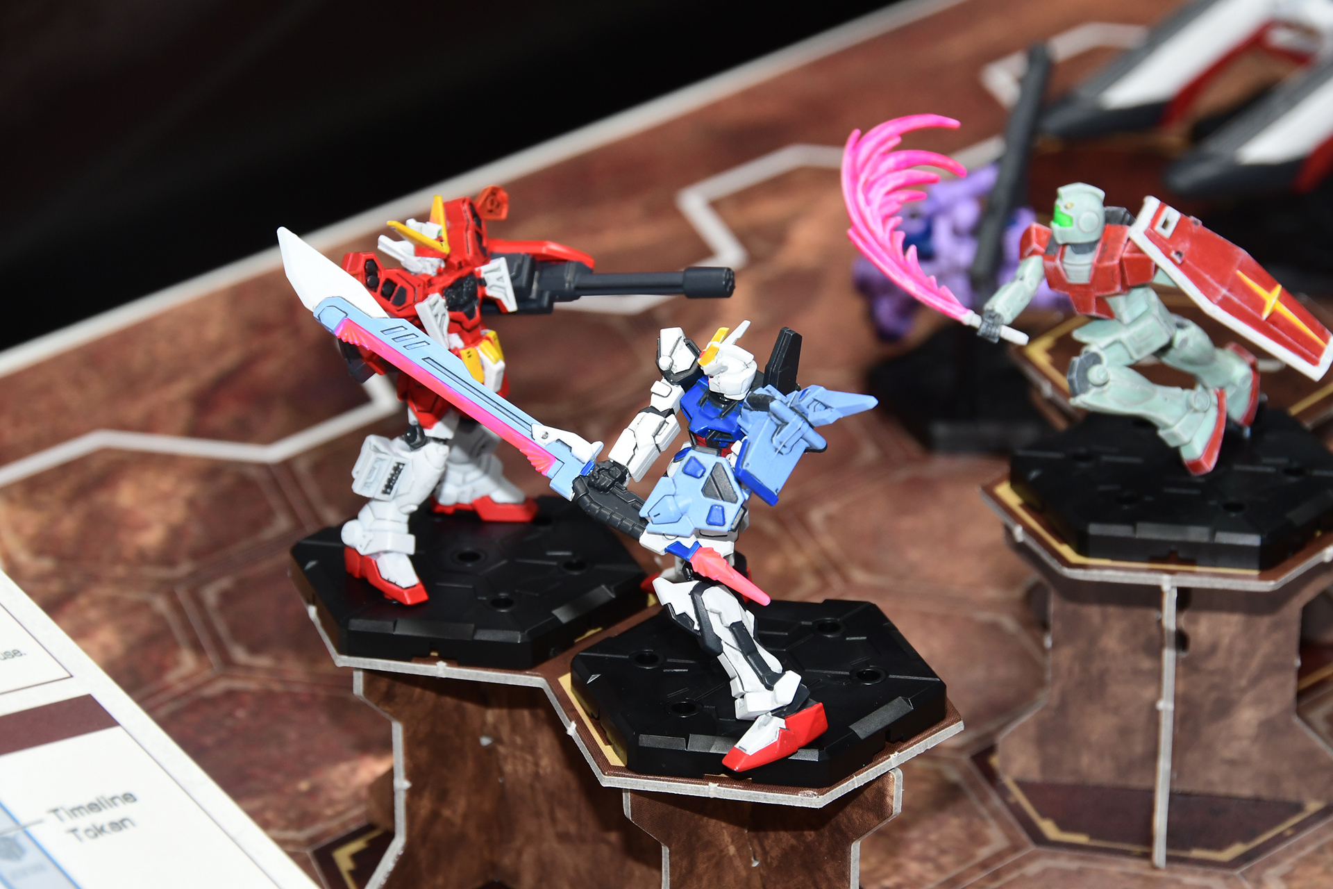 作品世界を越えて戦いを繰り広げるMS達。固定ポーズのフィギュアならではのケレン味あふれるポーズに注目