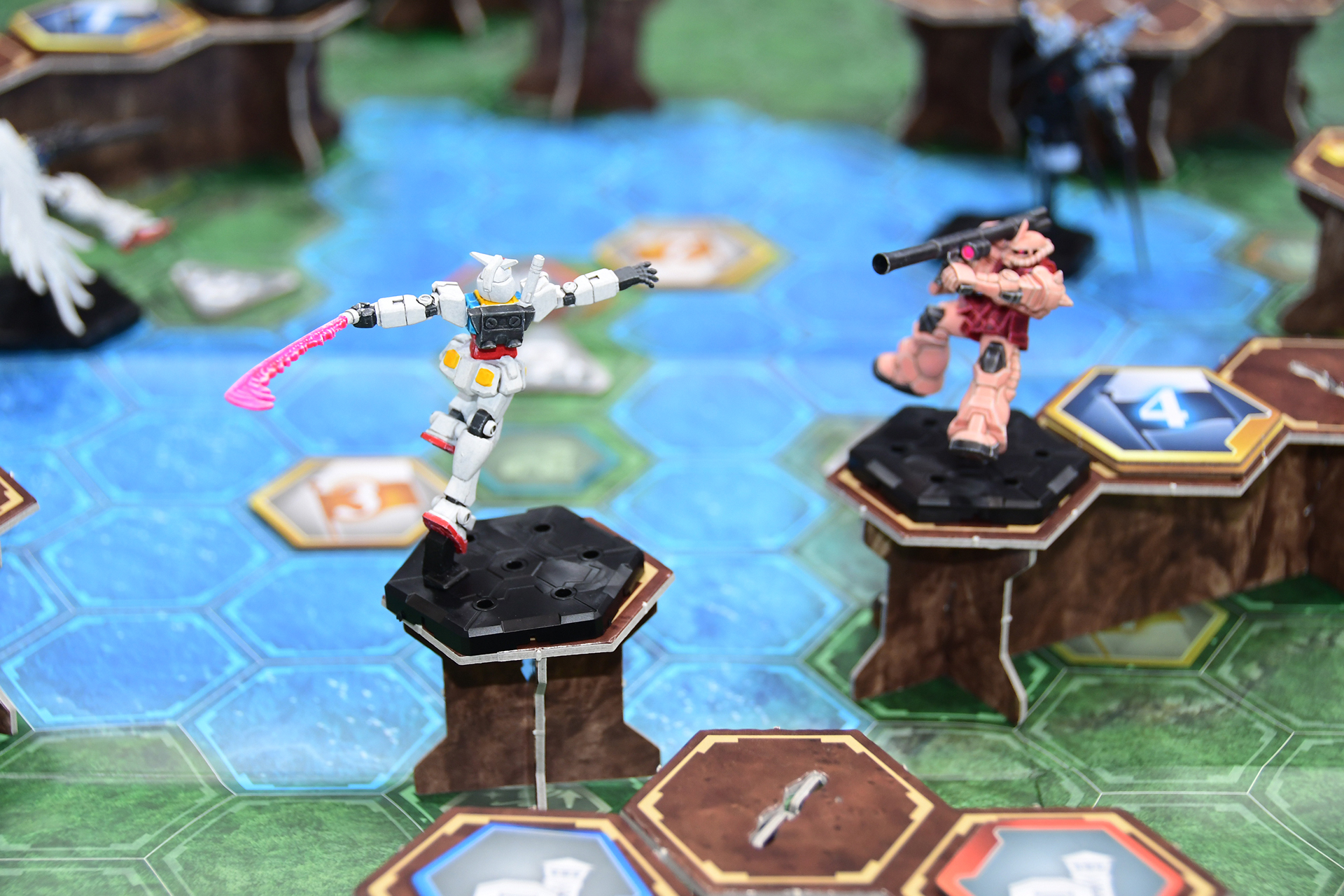 作品世界を越えて戦いを繰り広げるMS達。固定ポーズのフィギュアならではのケレン味あふれるポーズに注目
