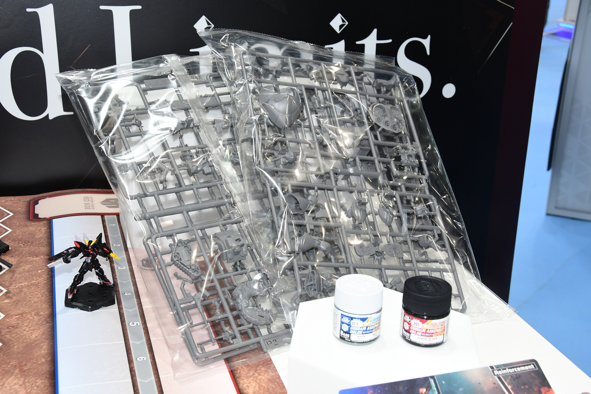 製品のユニットは未塗装。「世界を盛り上げるために塗装してほしい」というのはBANDAI SPIRITSならではのメッセージだ