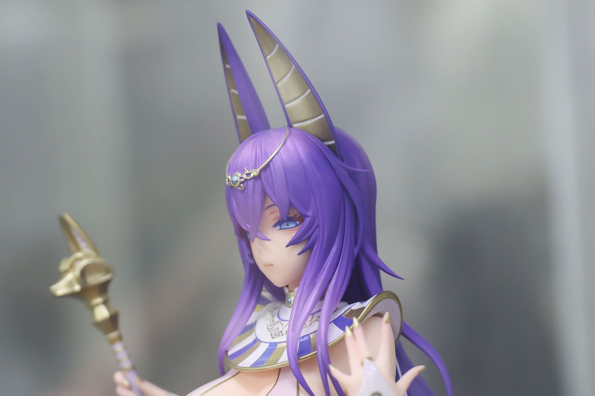 ブルーの瞳や目元の彩色にも注目