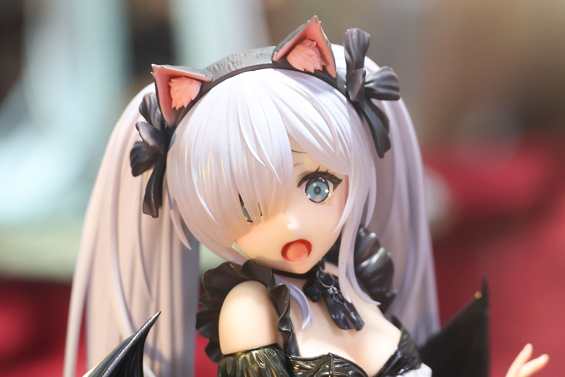 大きなブルーの瞳には涙が浮かんでいる