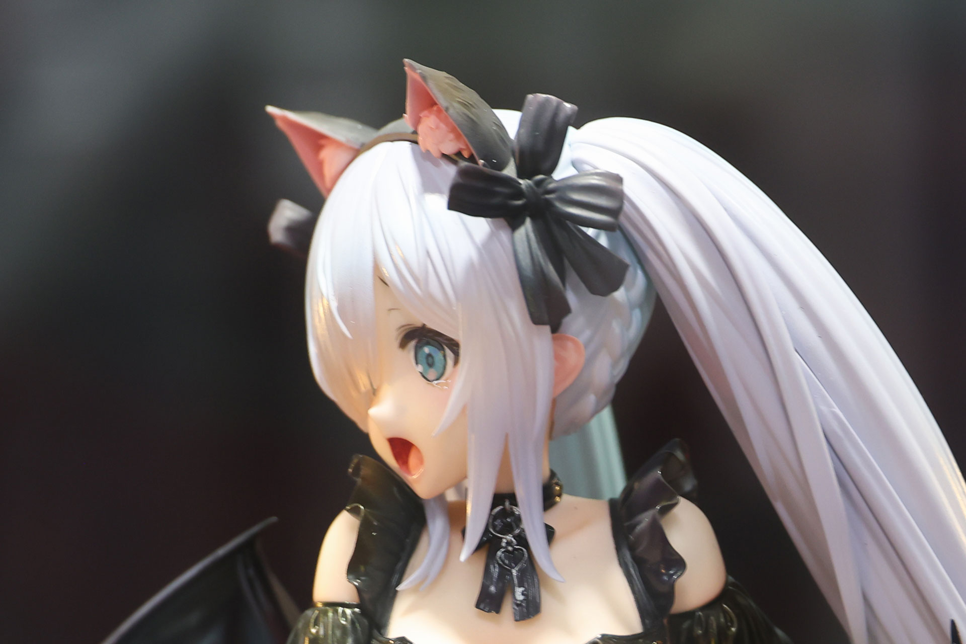 ツインテールをまとめている黒いリボンにも注目
