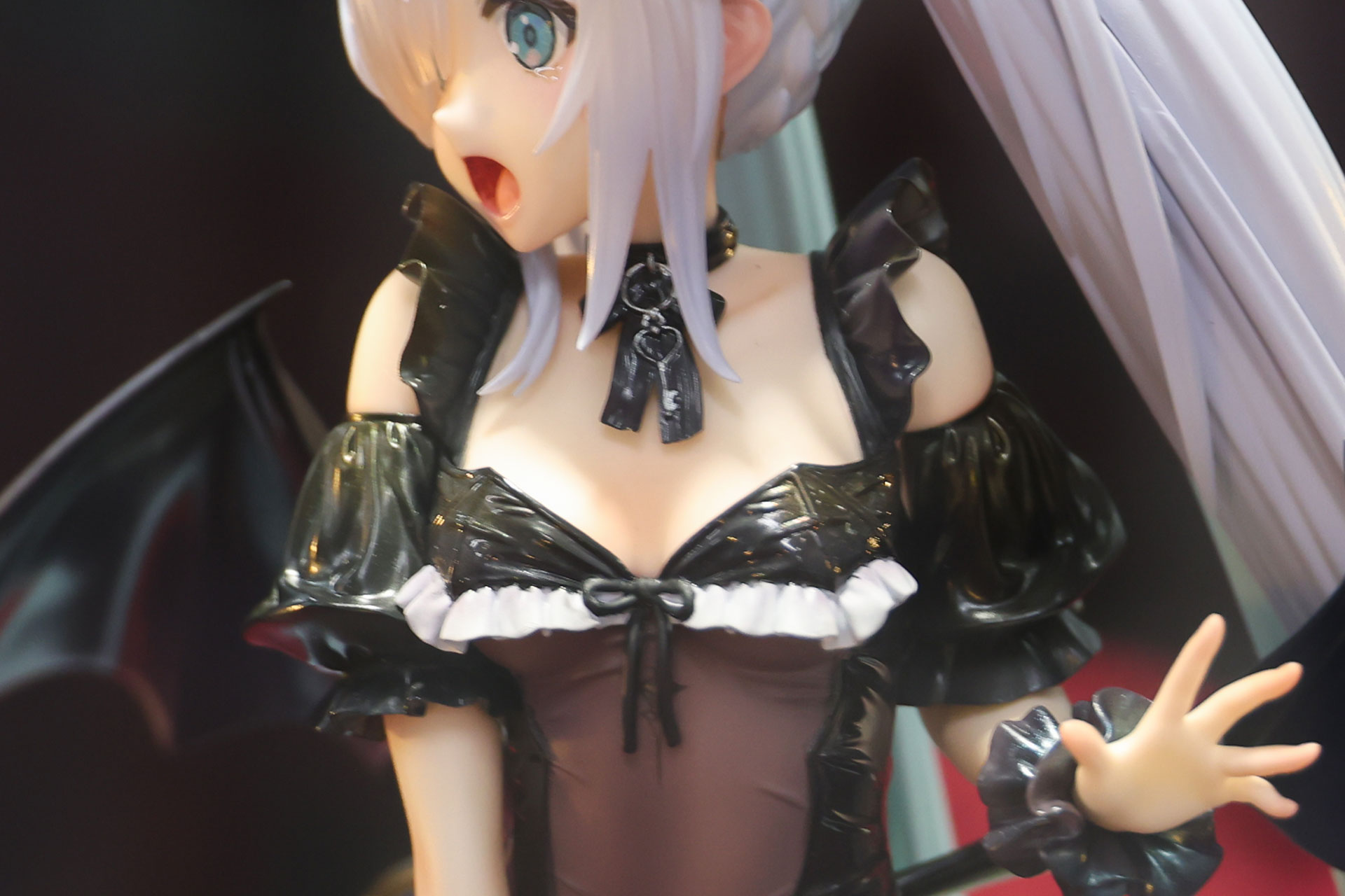 黒を基調にしたハロウィンらしい衣装だ