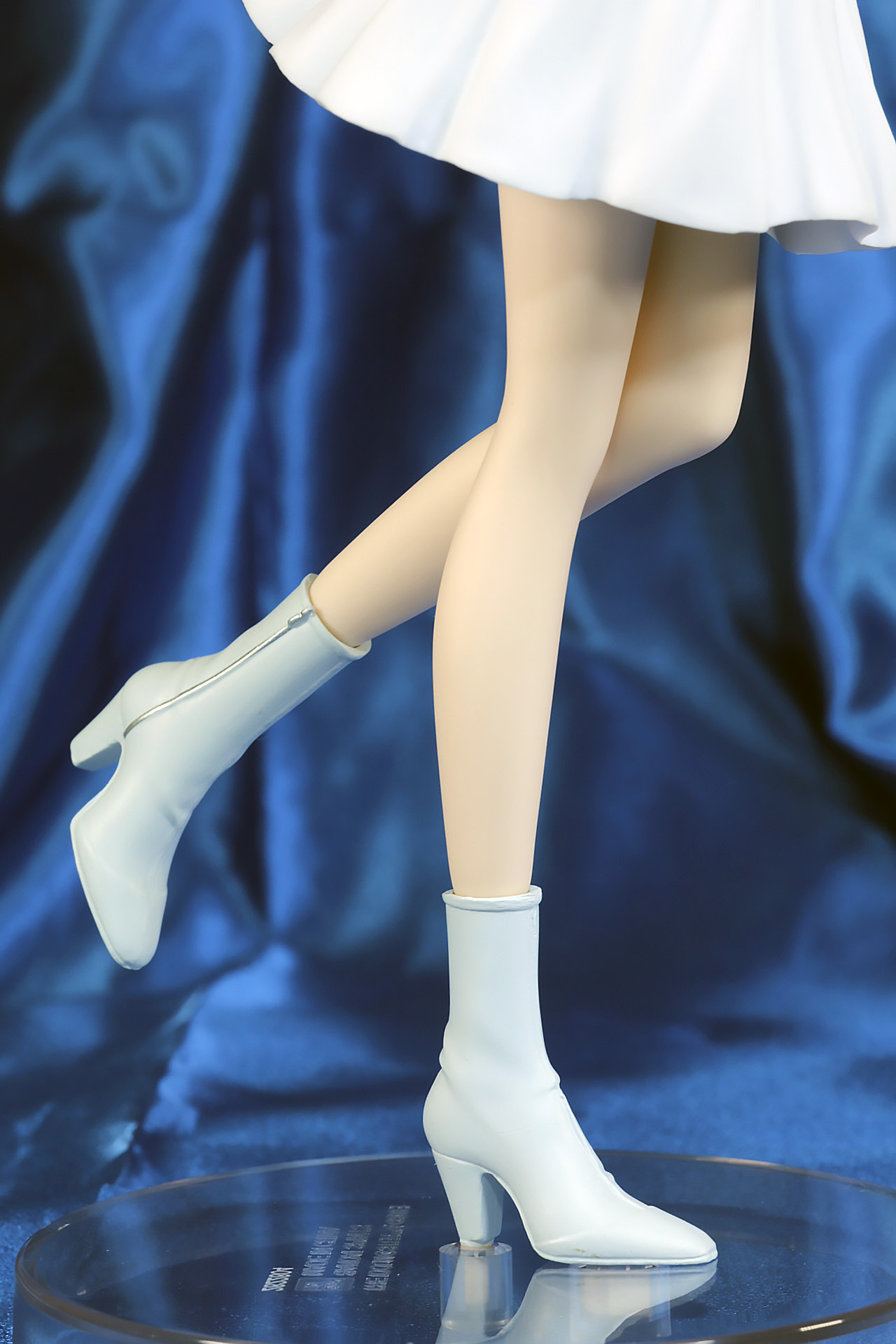 細い脚線美とすっきりとしたヒールブーツ