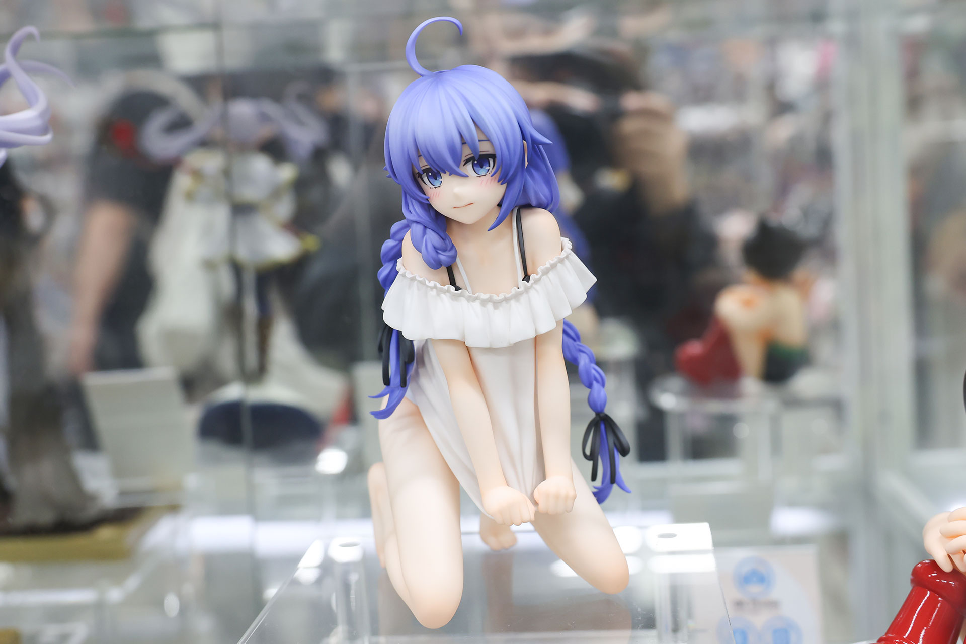 フィギュアの素材はPVCとABSで、全高は約180mmだ