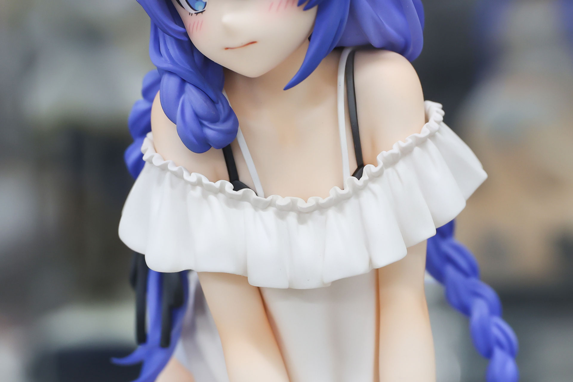 フリルが付いた白い寝間着を身にまとっている