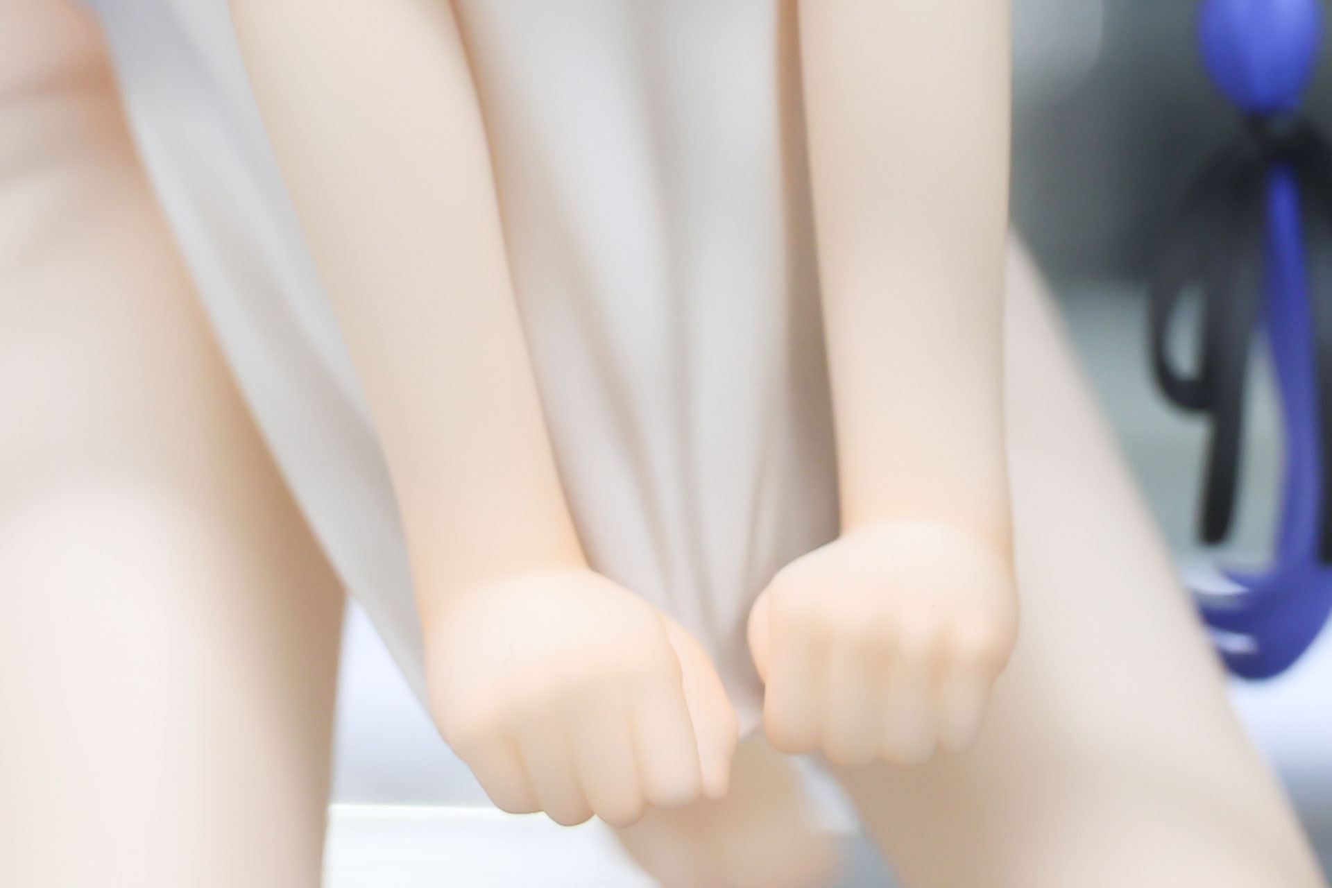 両手で寝間着の裾をぎゅっと引っ張っているようなポーズだ