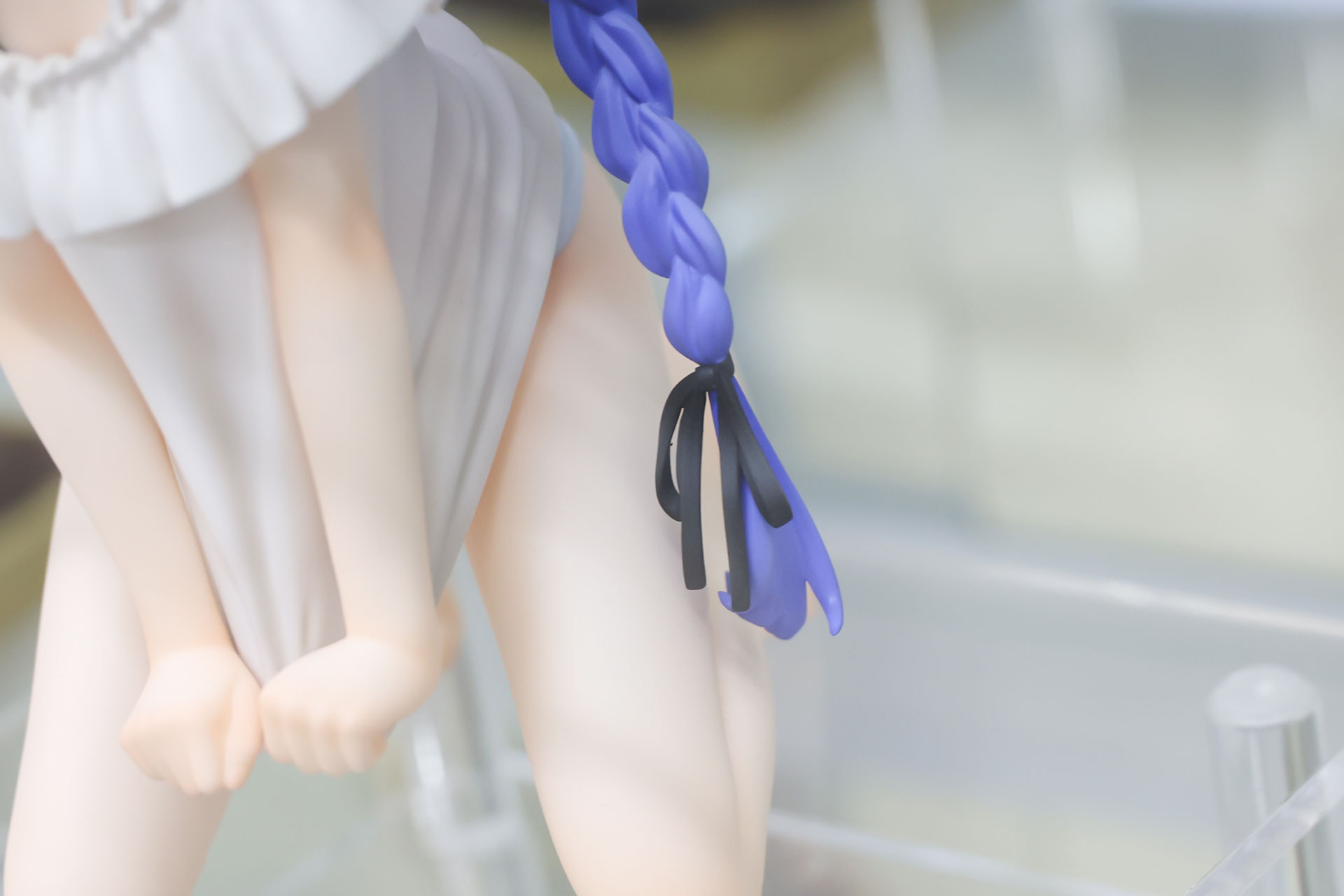 編み込まれた髪には黒いリボンが付けられている