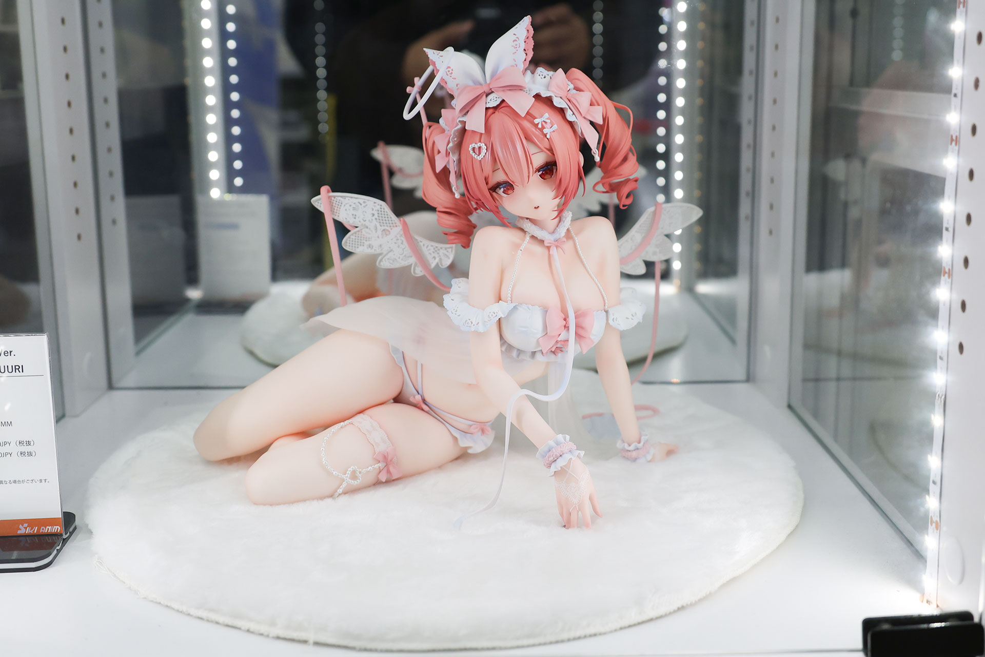 フィギュアの素材はPVCとABSで、台座部分を含む全高は約230mmだ