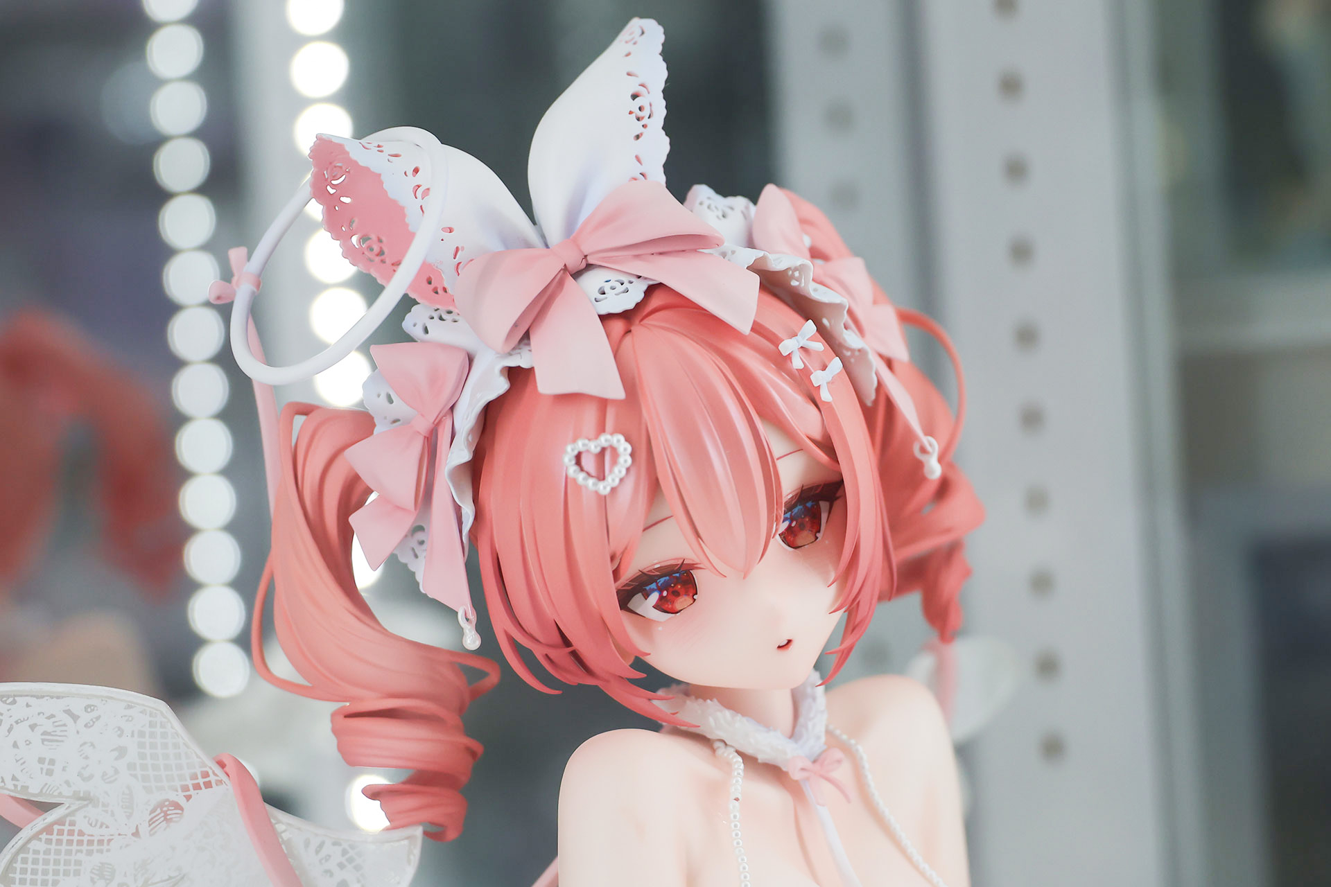アクセサリーがたくさんつけられており賑やかだ