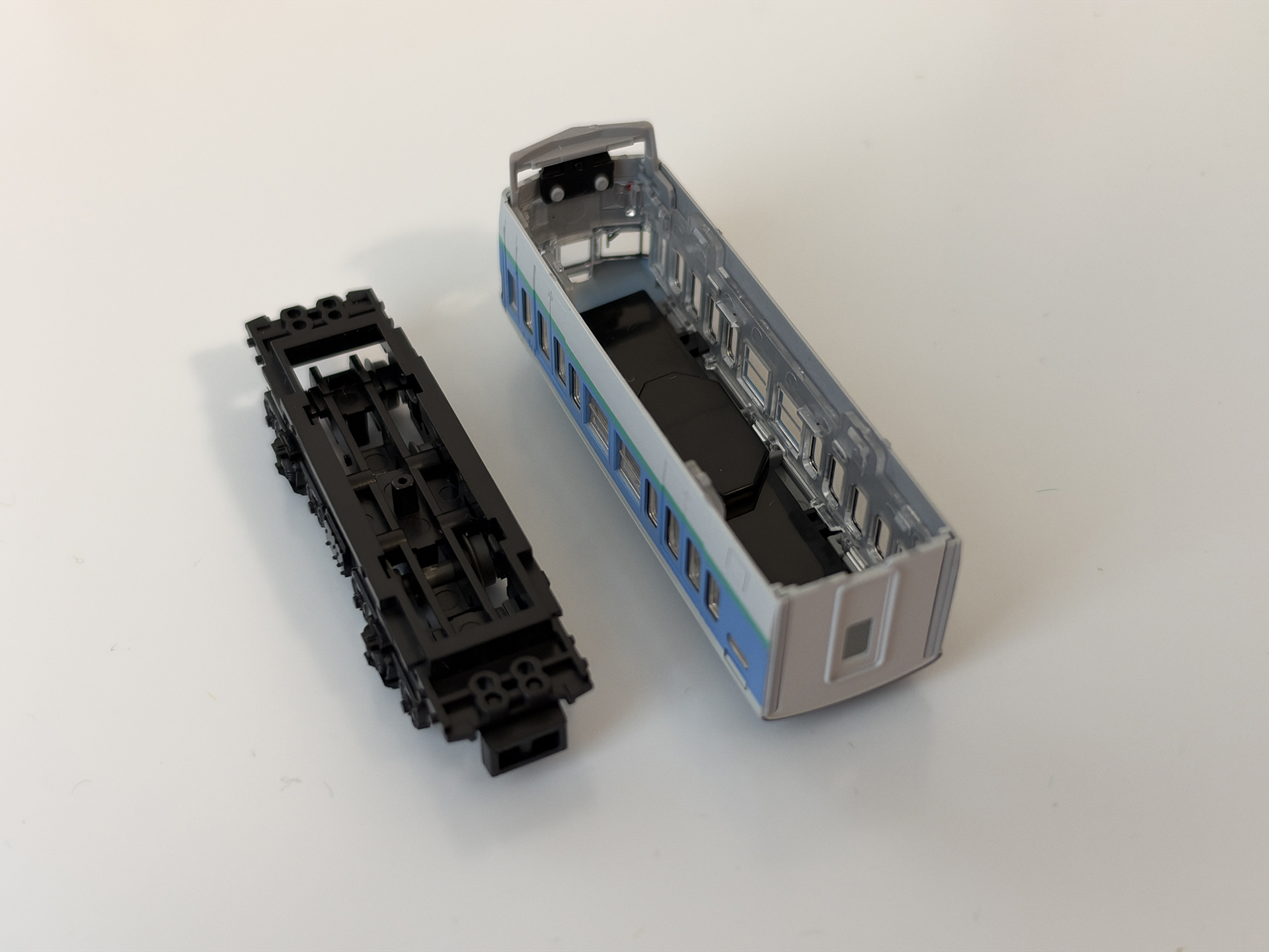 鉄コレポケットの中身。車体の中には空洞が多くなっている
