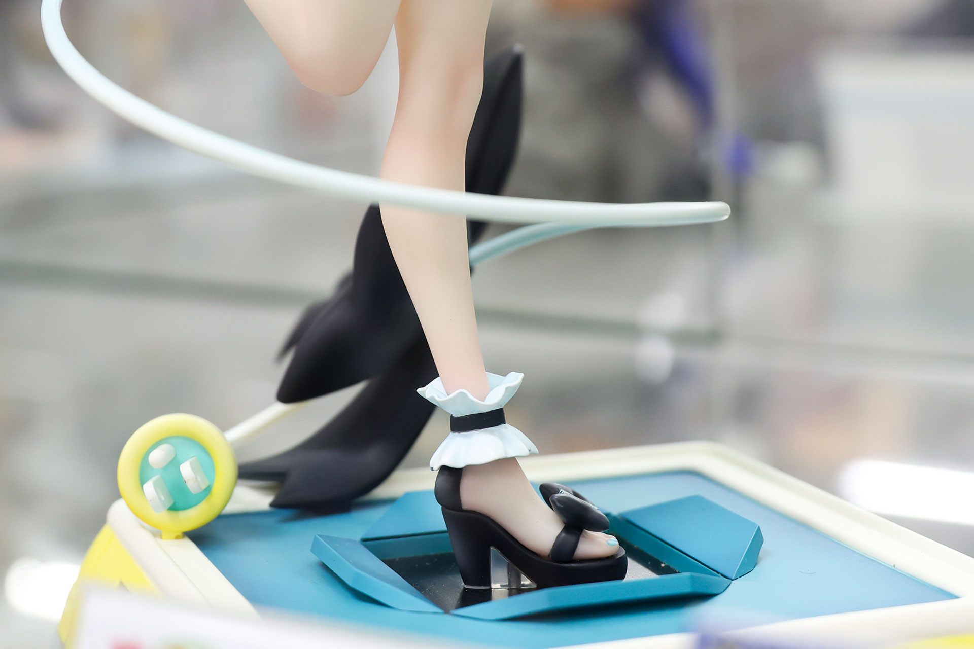 足元にはフリルと黒いヒールを組み合わせている