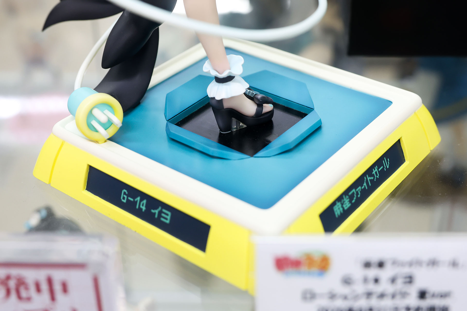 雀卓をイメージした専用台座には「G-14 イヨ」の文字も入っている