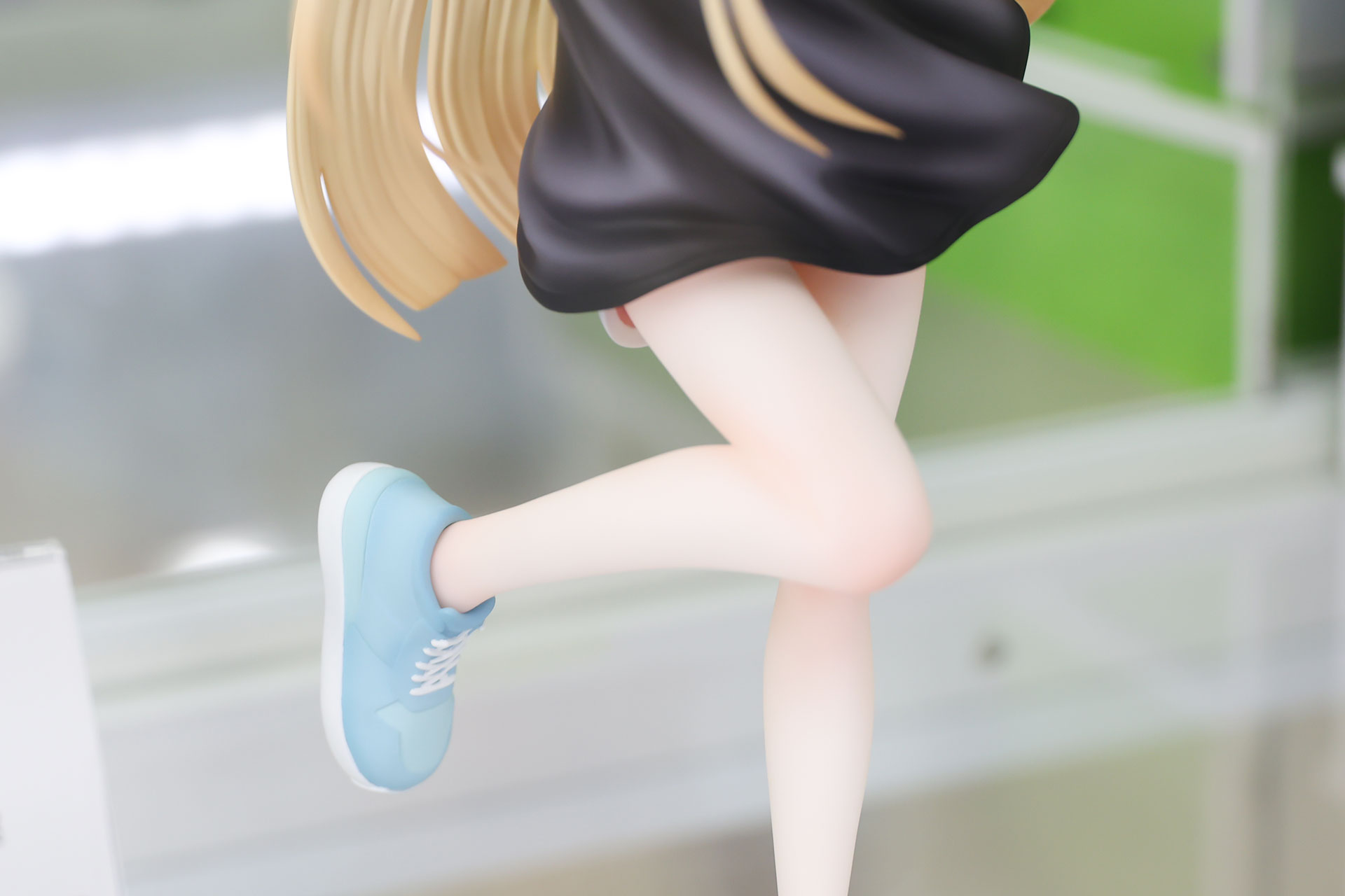 後ろへ跳ね上げた脚がポーズに軽快さを加えている