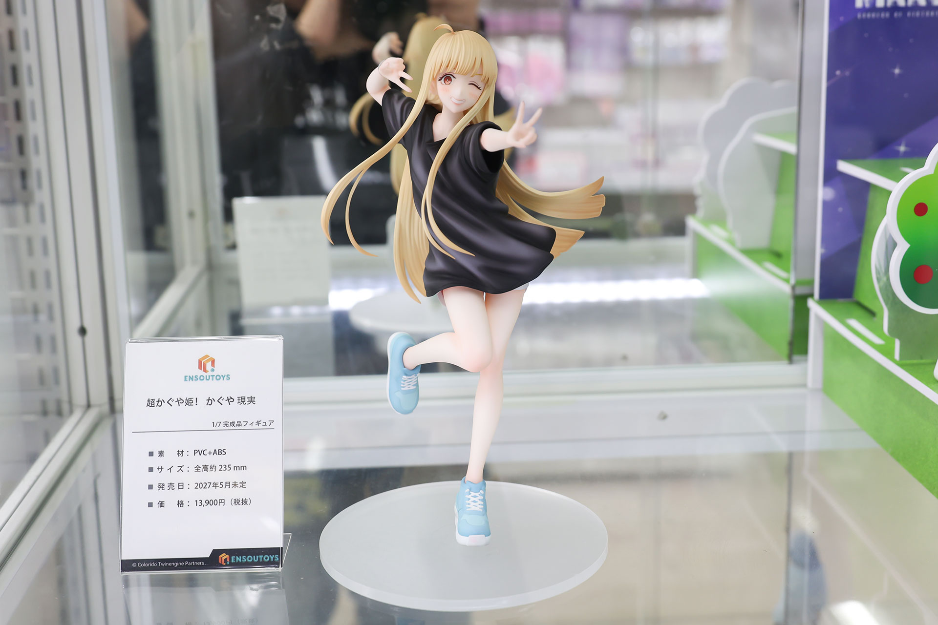 フィギュアの素材はPVCとABSで、台座部分を含む全高は約235mmだ