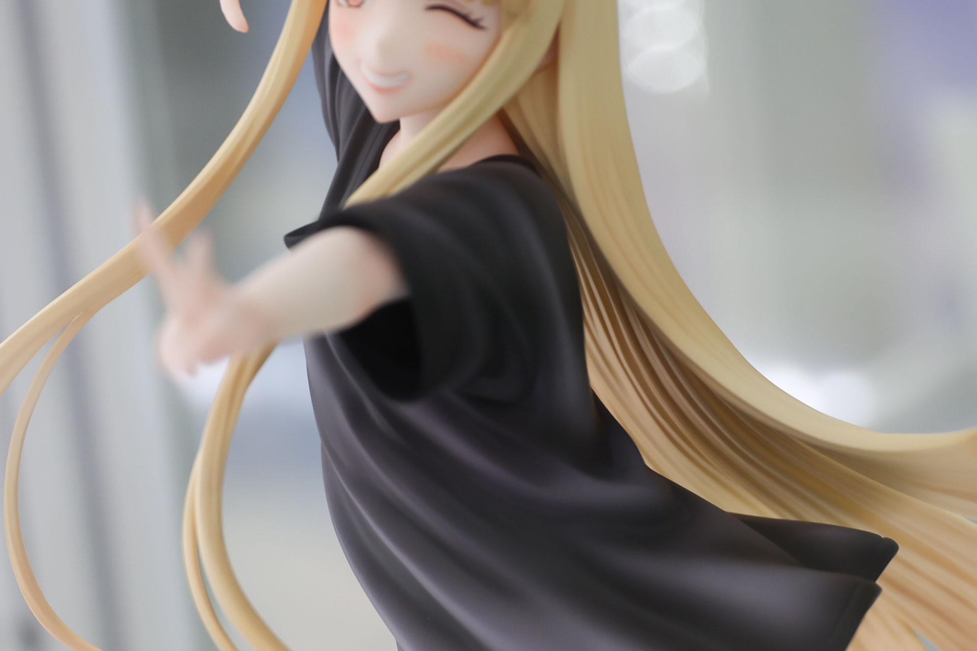 背中側へ大きく広がった髪の造形も見どころだ
