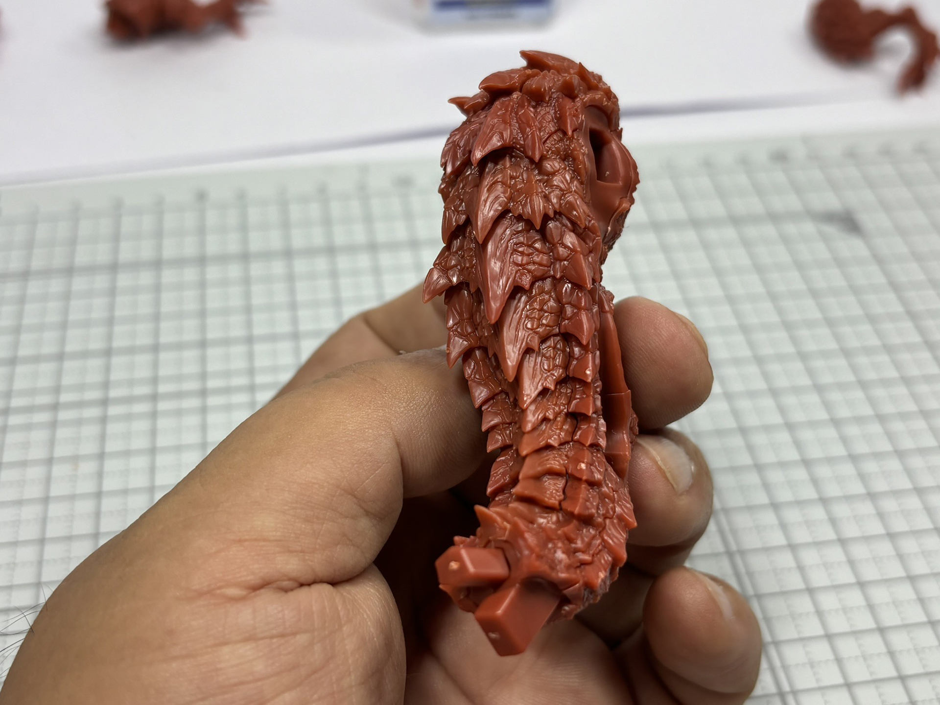 背中の複雑な造形も甲殻を順番に貼り付けるだけで実現できる