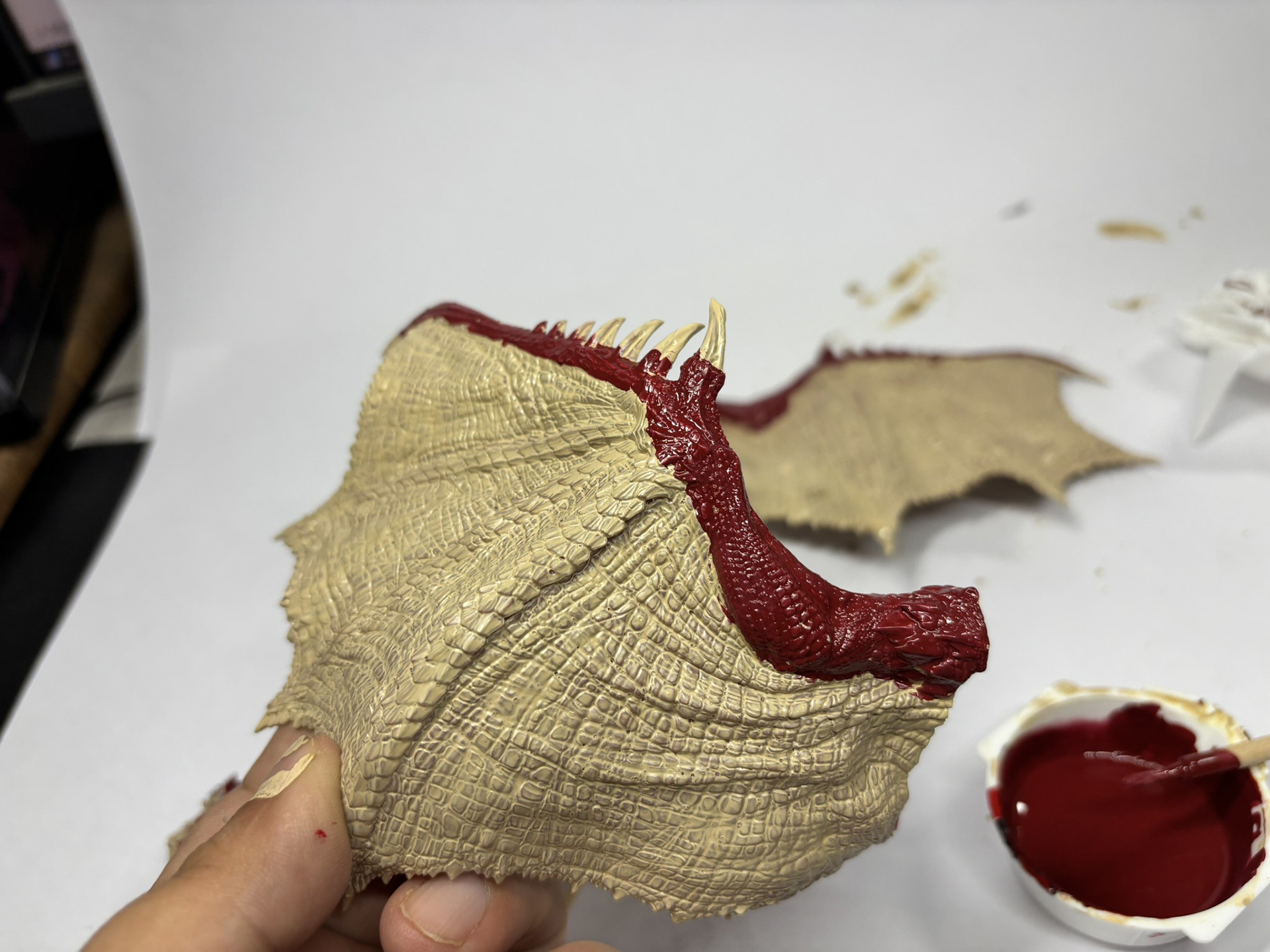 赤に少しだけ黒を混ぜて塗装