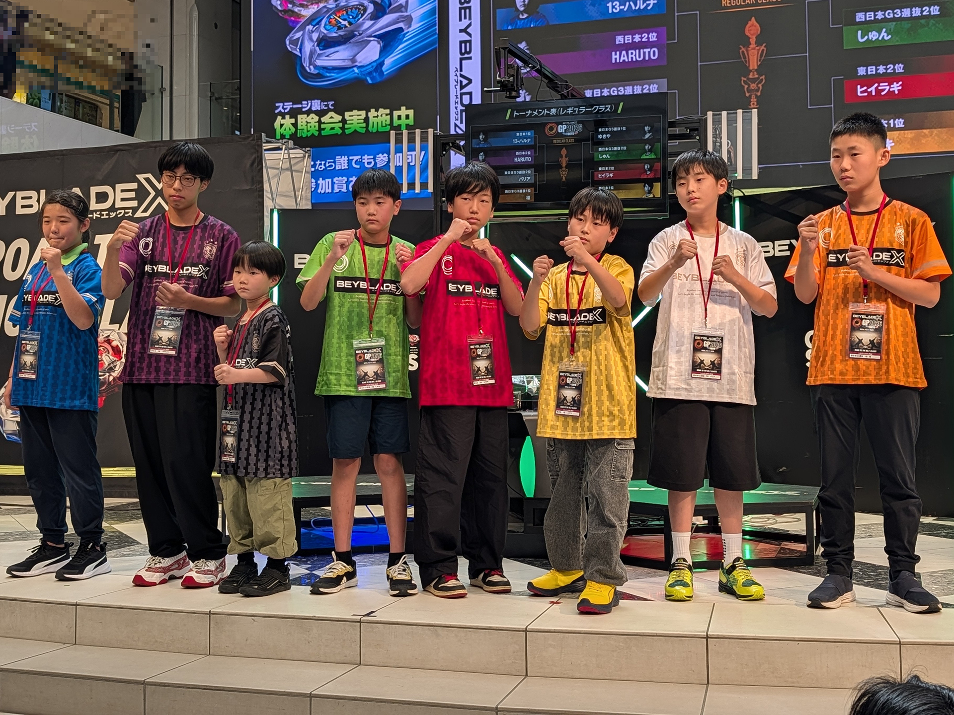 レギュラークラスの決勝トーナメント進出を決めた8名の参加者たち。いずれも地方予選で上位となったほか、G3大会で多く勝利したブレーダーを集めて行なわれた予選大会で勝利したG3選抜のブレーダーなどが参加している