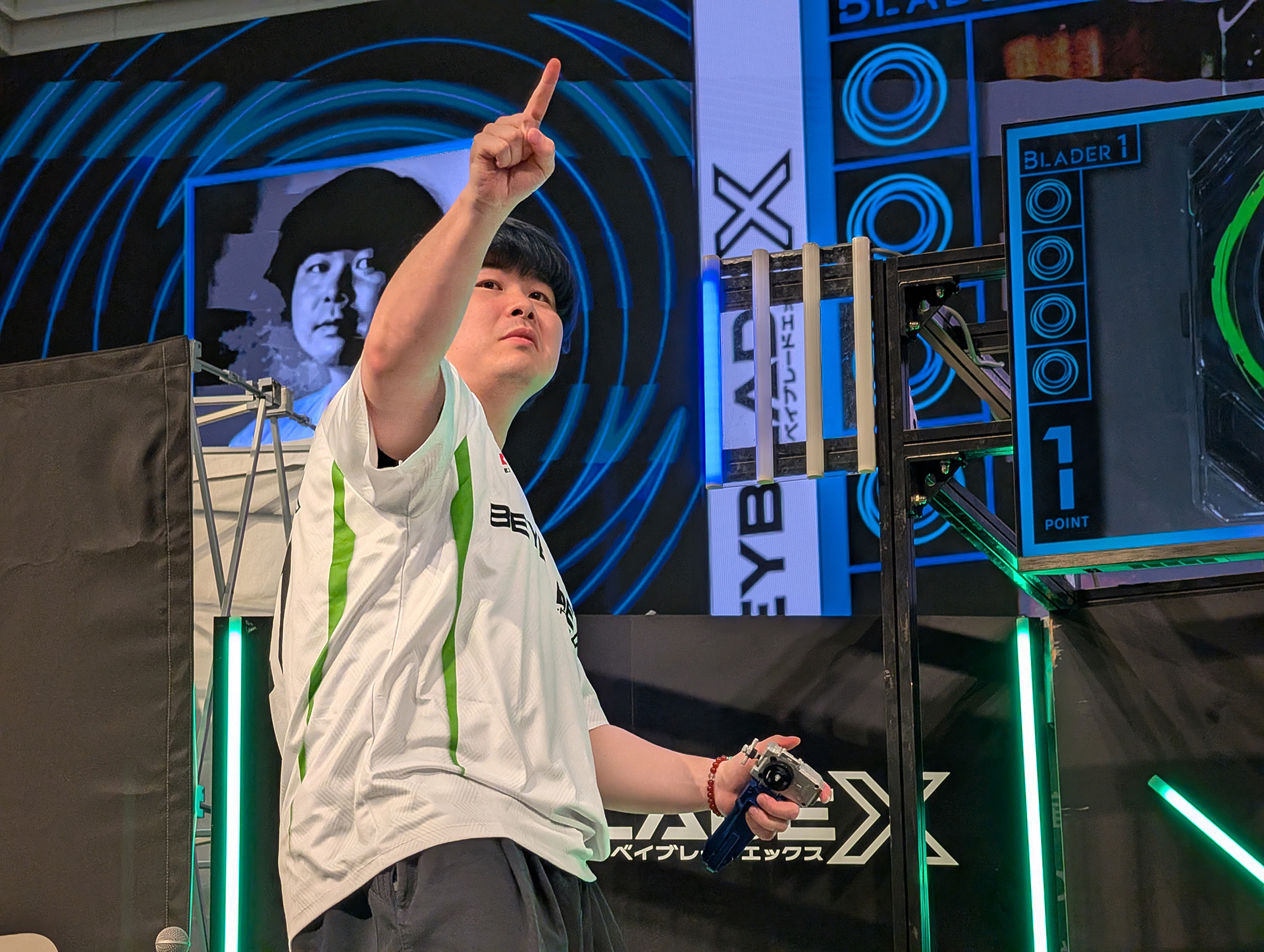 会場に応援に来ていた仲間に向けて指をさして勝利をアピールするトキョモ選手