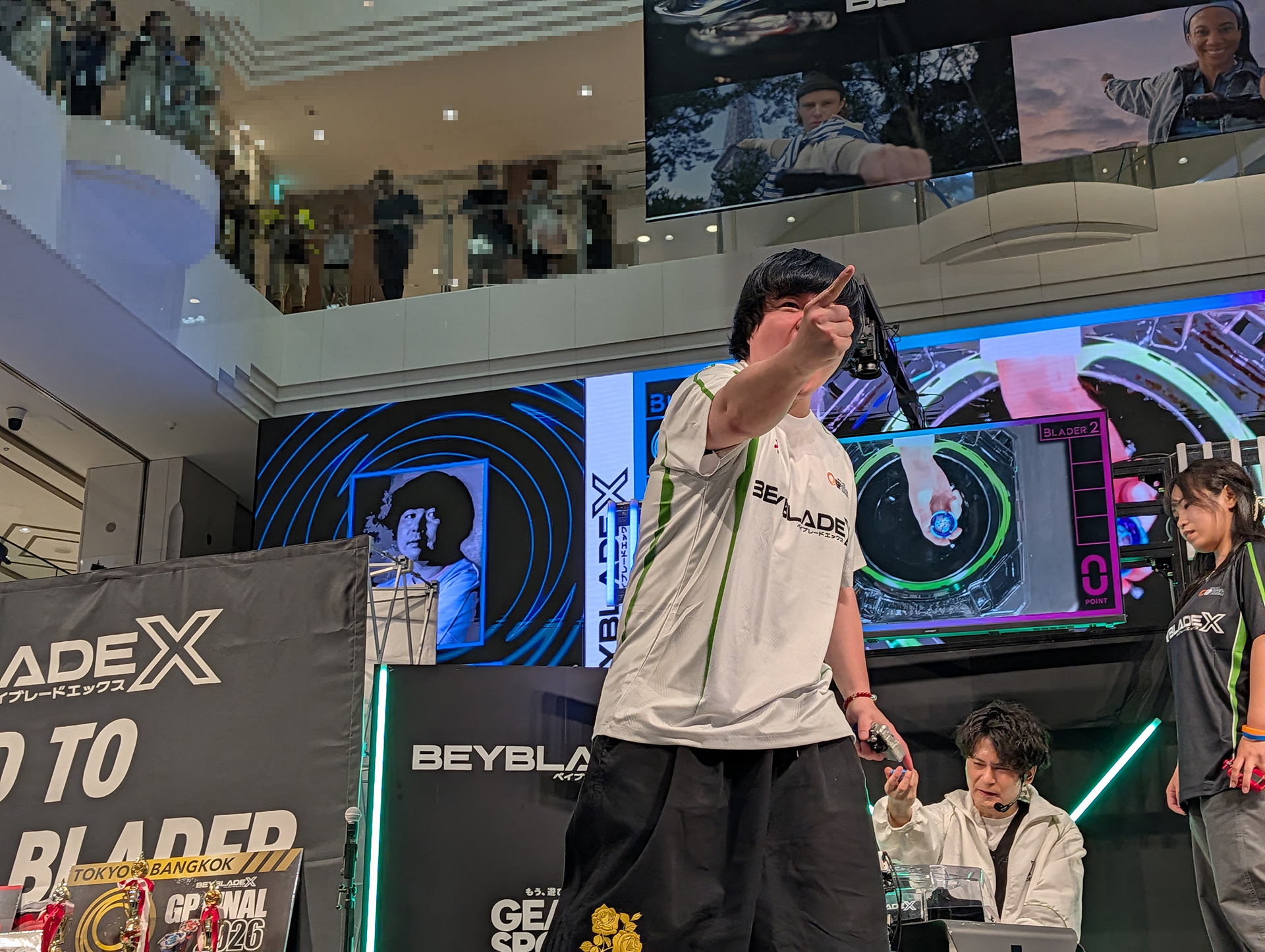 トキョモ選手のエアロペガサスがサエ選手のウィザードロッドを吹き飛ばし、試合終了！応援席に向かって指をさしてガッツポーズ