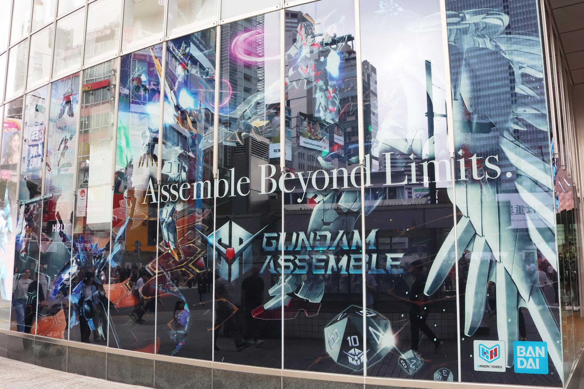 会場となるSHIBUYA TSUTAYAの外壁には公式のイラストを掲示。左のモニターではPVが流れている