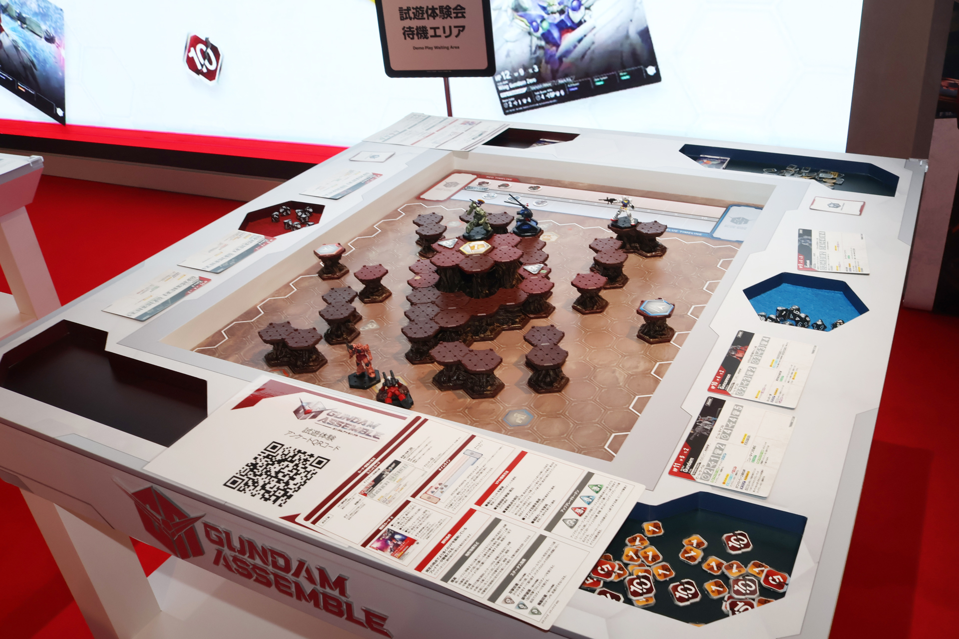 体験スペースにはゲームに最小限必要なユニットやカード、ダイス、チップなどが用意されている