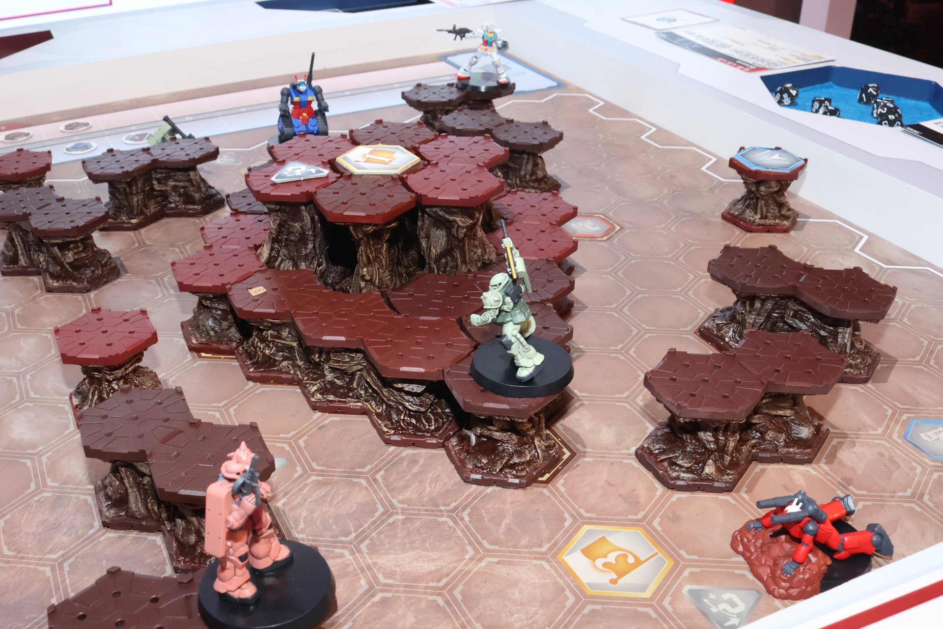 組立・塗装済みのユニットを実際に触ってゲームを楽しめるチャンスだ