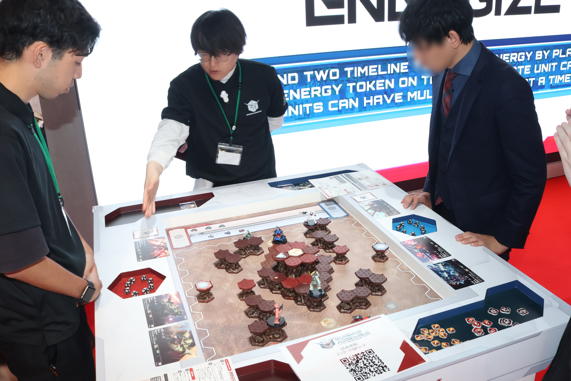 体験時の様子。インストラクターの説明のもと、ゲームの最もベーシックなシナリオに則って連邦軍とジオン軍の3対3のMS戦を体験できる