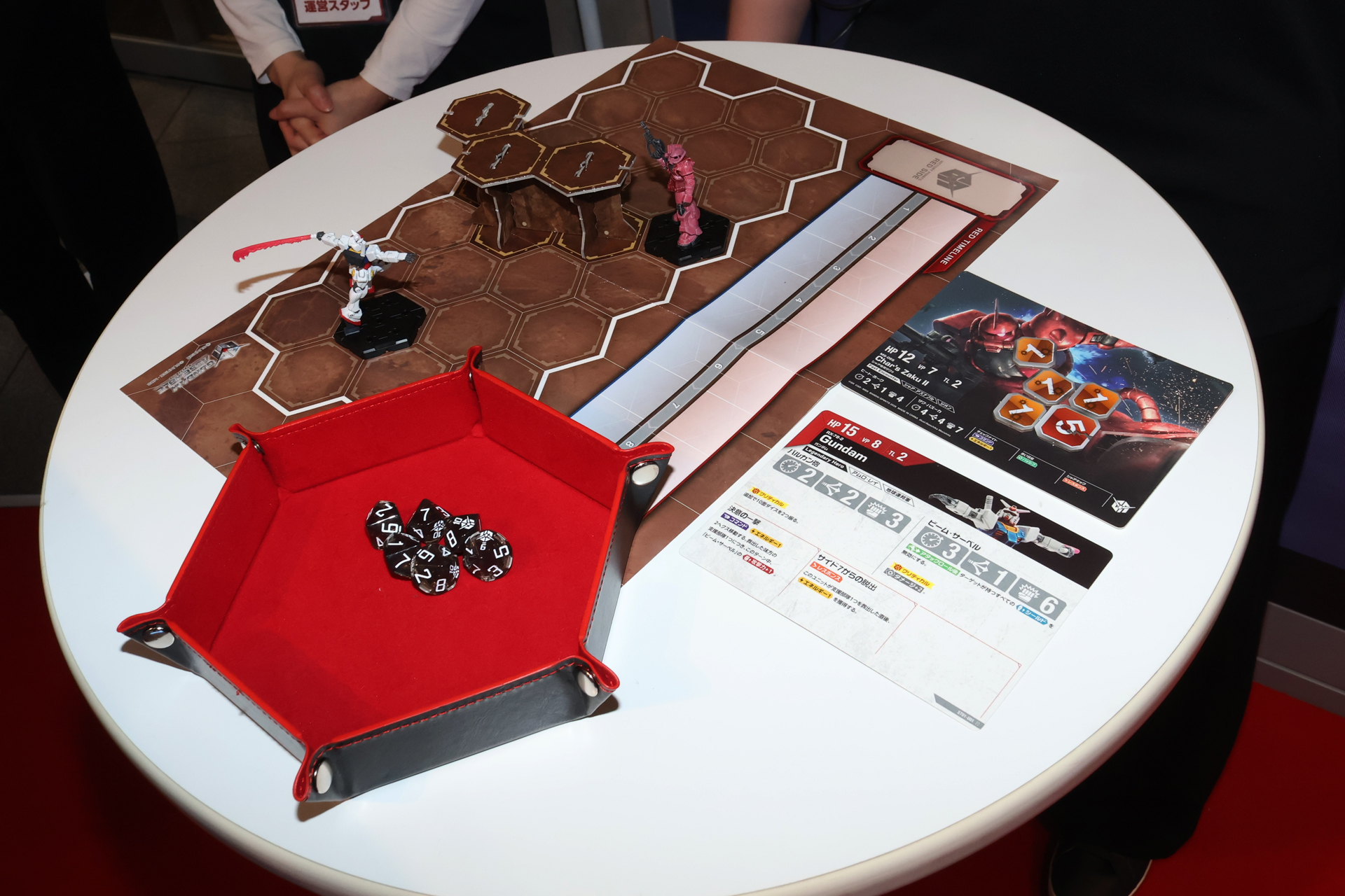 こちらはゲームで使用するダイスを振る「ダイスチャレンジ」のコーナー。特定の目を出して相手のユニットを倒せば、「PA01 ガンダム プロモーションカードセット」がプレゼントされる