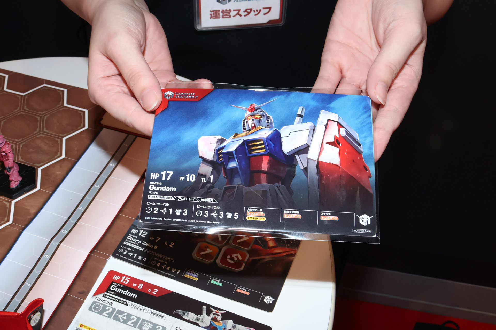 こちらはゲームで使用するダイスを振る「ダイスチャレンジ」のコーナー。特定の目を出して相手のユニットを倒せば、「PA01 ガンダム プロモーションカードセット」がプレゼントされる