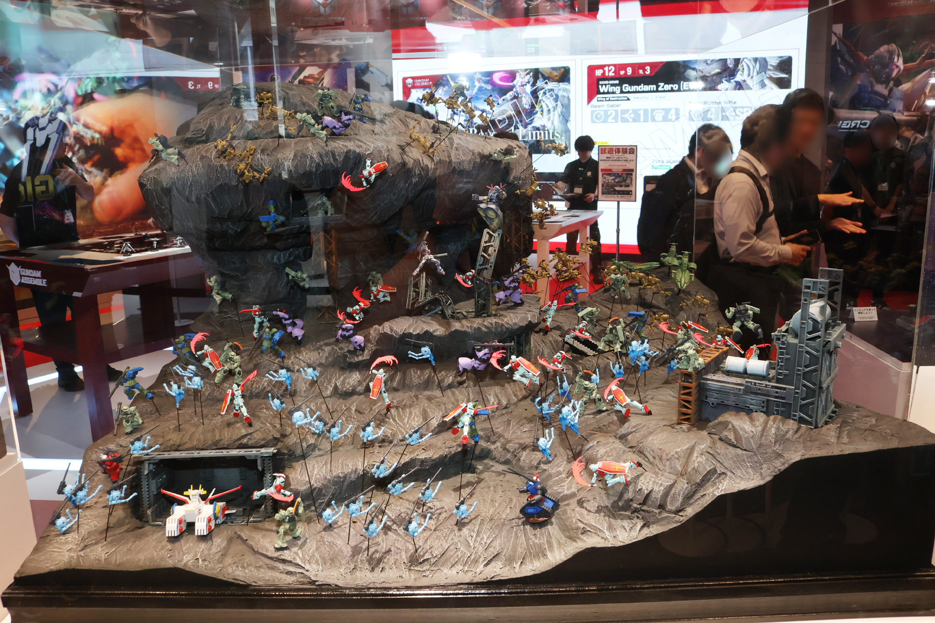 「GUNDAM ASSEMBLE」で発売予定のミニチュアを使って作られたジオラマ。舞台はア・バオア・クーのようだ。中央にはガンダムとジオングの決戦シーンも見える