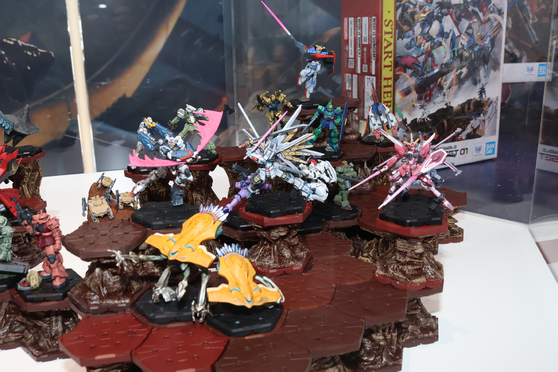 発売予定のラインナップの数々。MSのほか戦艦や車両、そしてデビルガンダムのような大型ユニットも登場予定だ