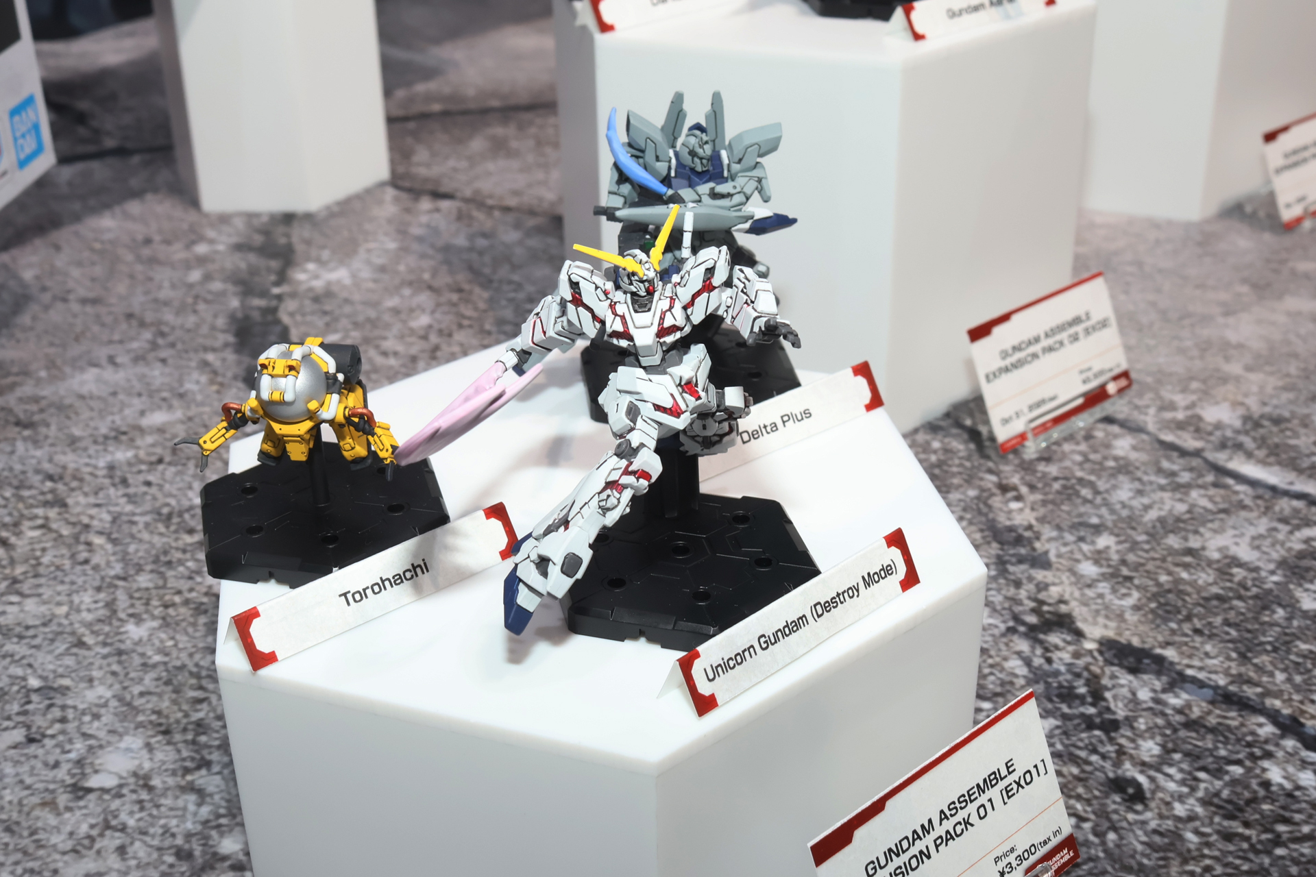 発売予定のラインナップの数々。MSのほか戦艦や車両、そしてデビルガンダムのような大型ユニットも登場予定だ
