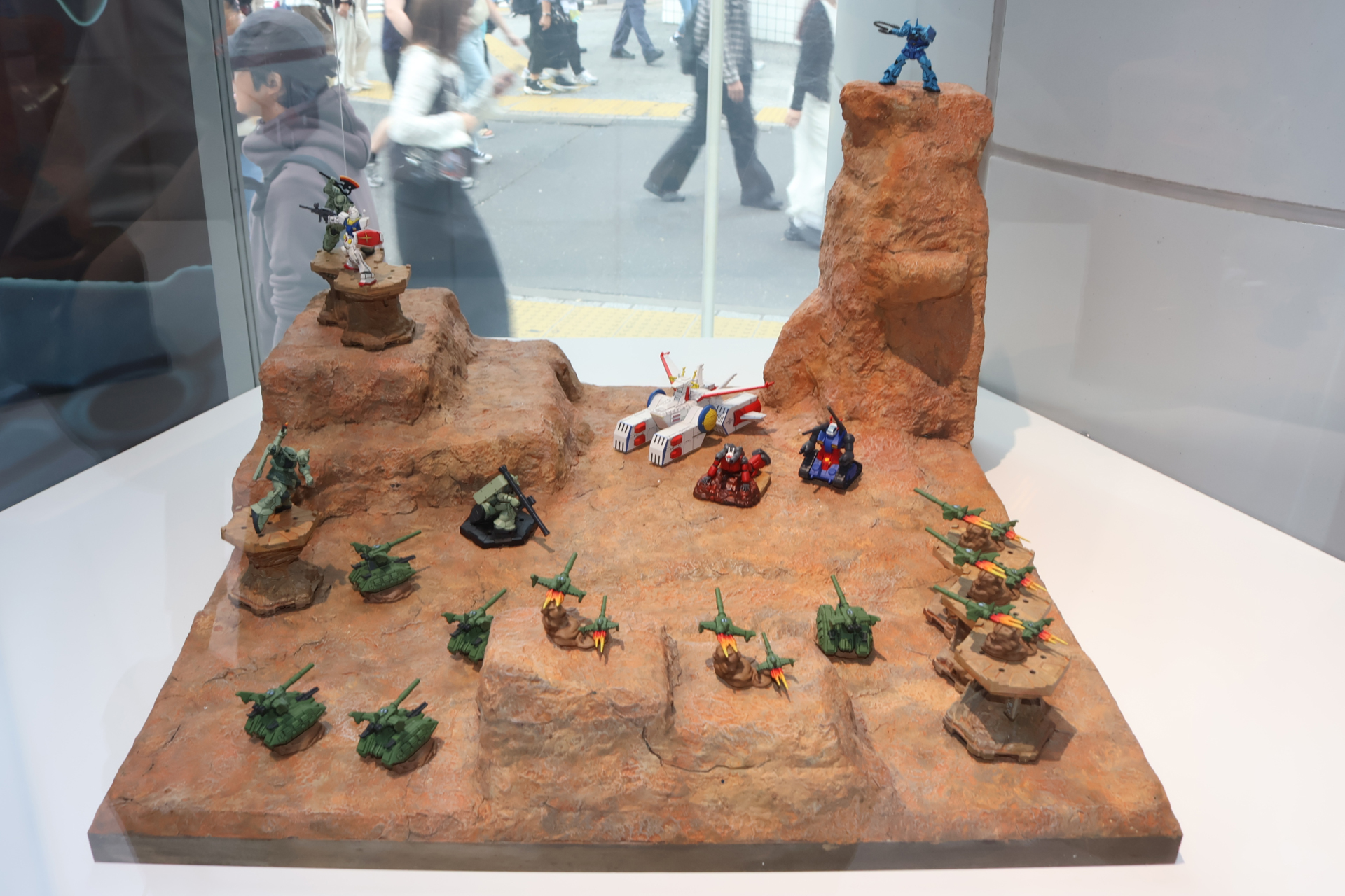 発売予定のラインナップの数々。MSのほか戦艦や車両、そしてデビルガンダムのような大型ユニットも登場予定だ