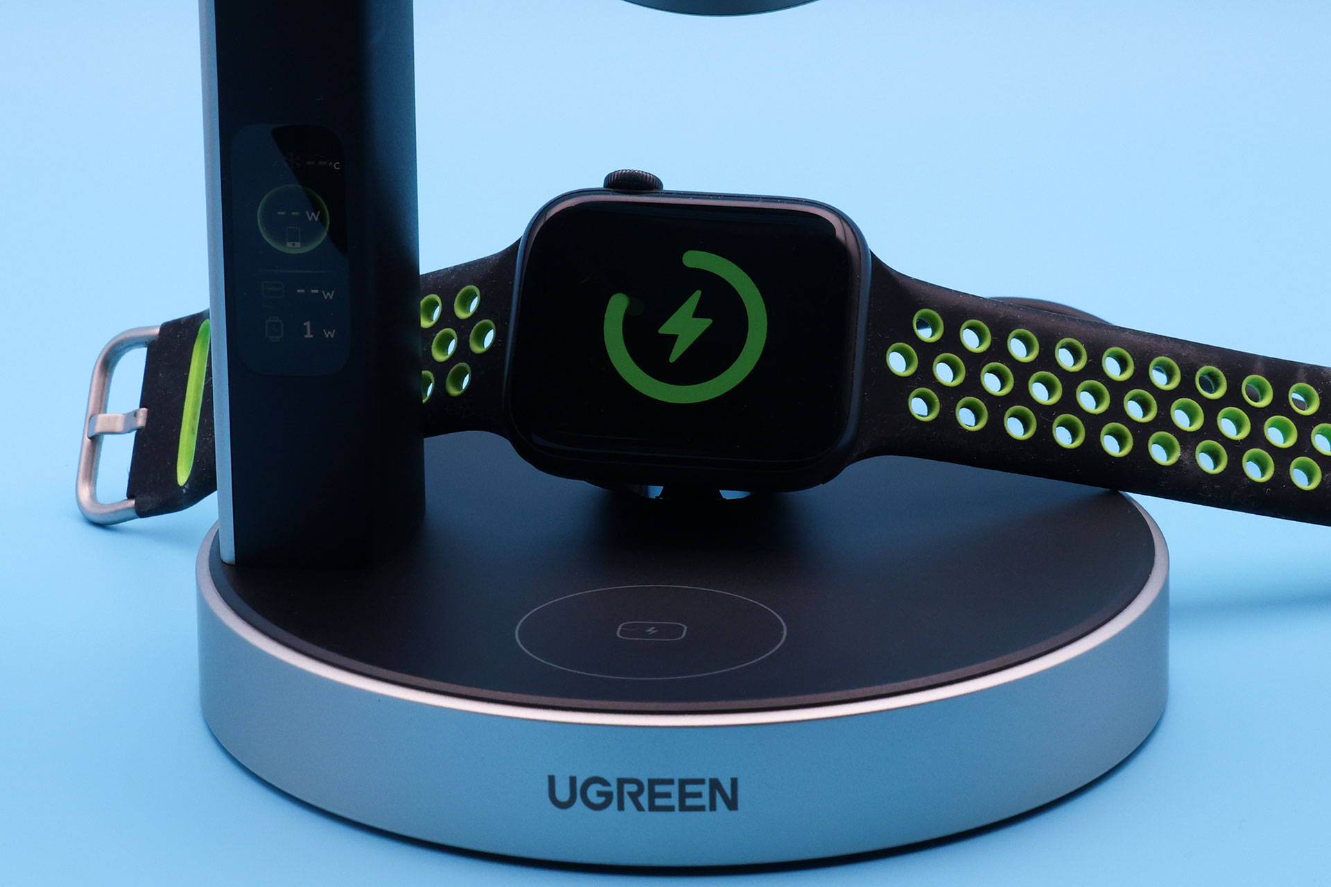 今回使用したのは第1世代のApple Watch SEだったが、問題なく充電できた