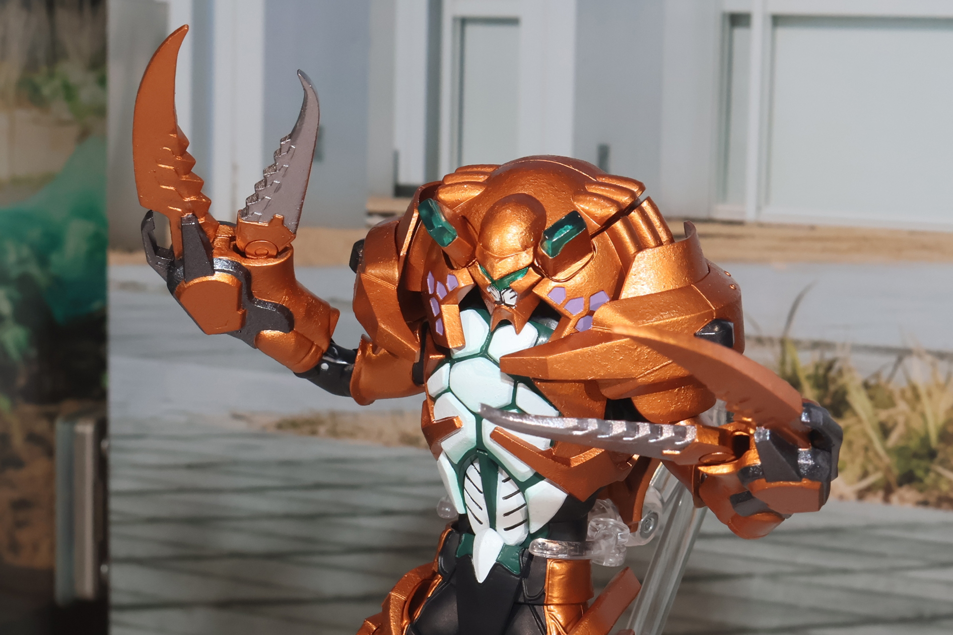 当時の玩具などで見られた身体の一部がシザースの武装となるギミックはオミットされ、純粋にプロポーションを重視している
