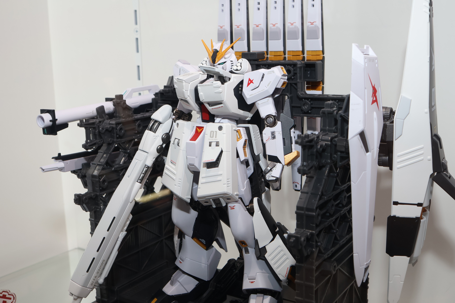巨大な装甲に包まれた「METAL ROBOT魂 νガンダム」（別売り）