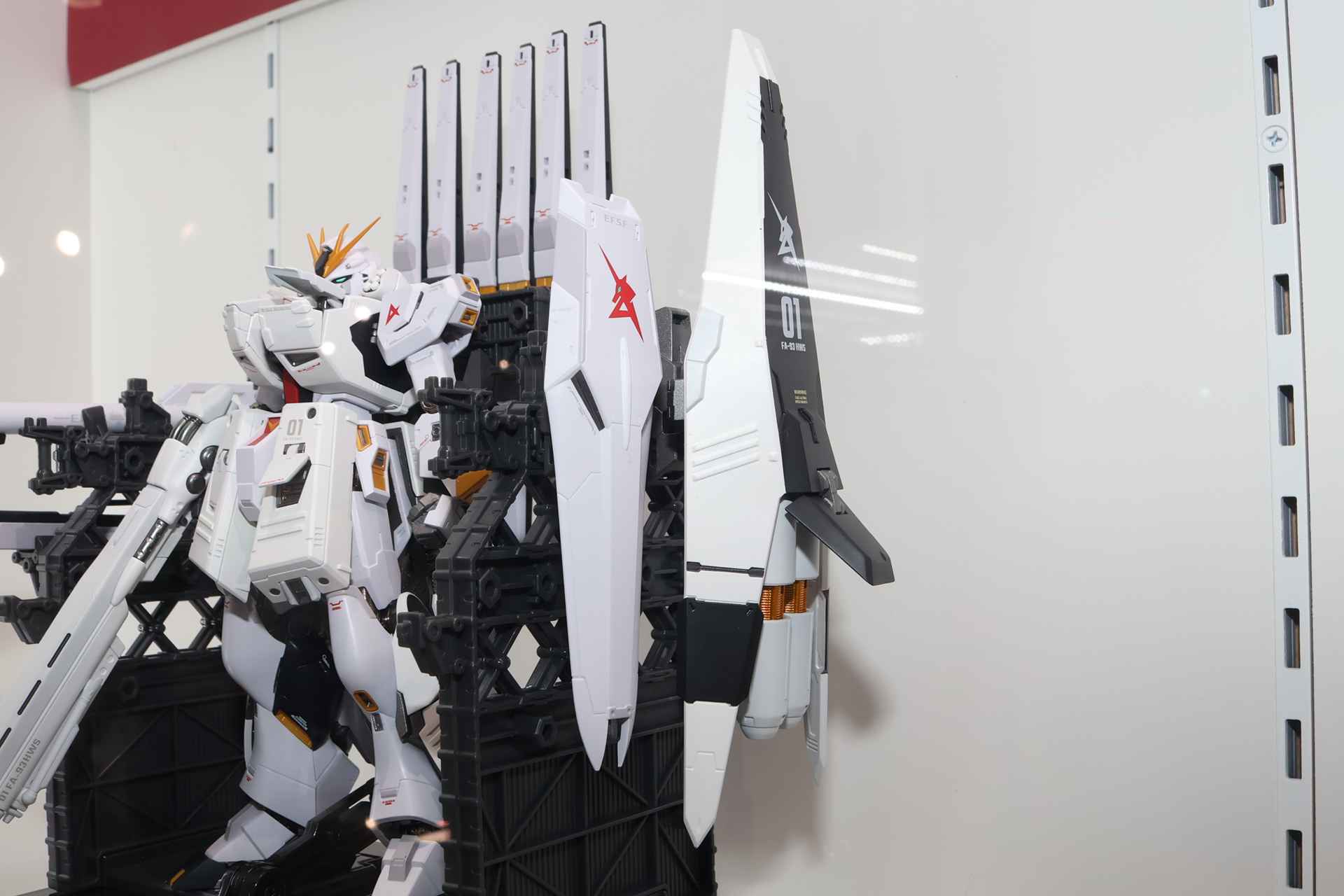 左からνガンダム通常のシールドとハイ・メガ・シールド。そのサイズの違いは明らかだ