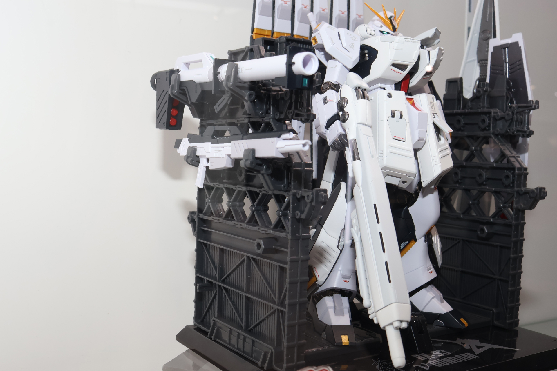 ディスプレイユニットの向かって左側には火器をディスプレイ可能